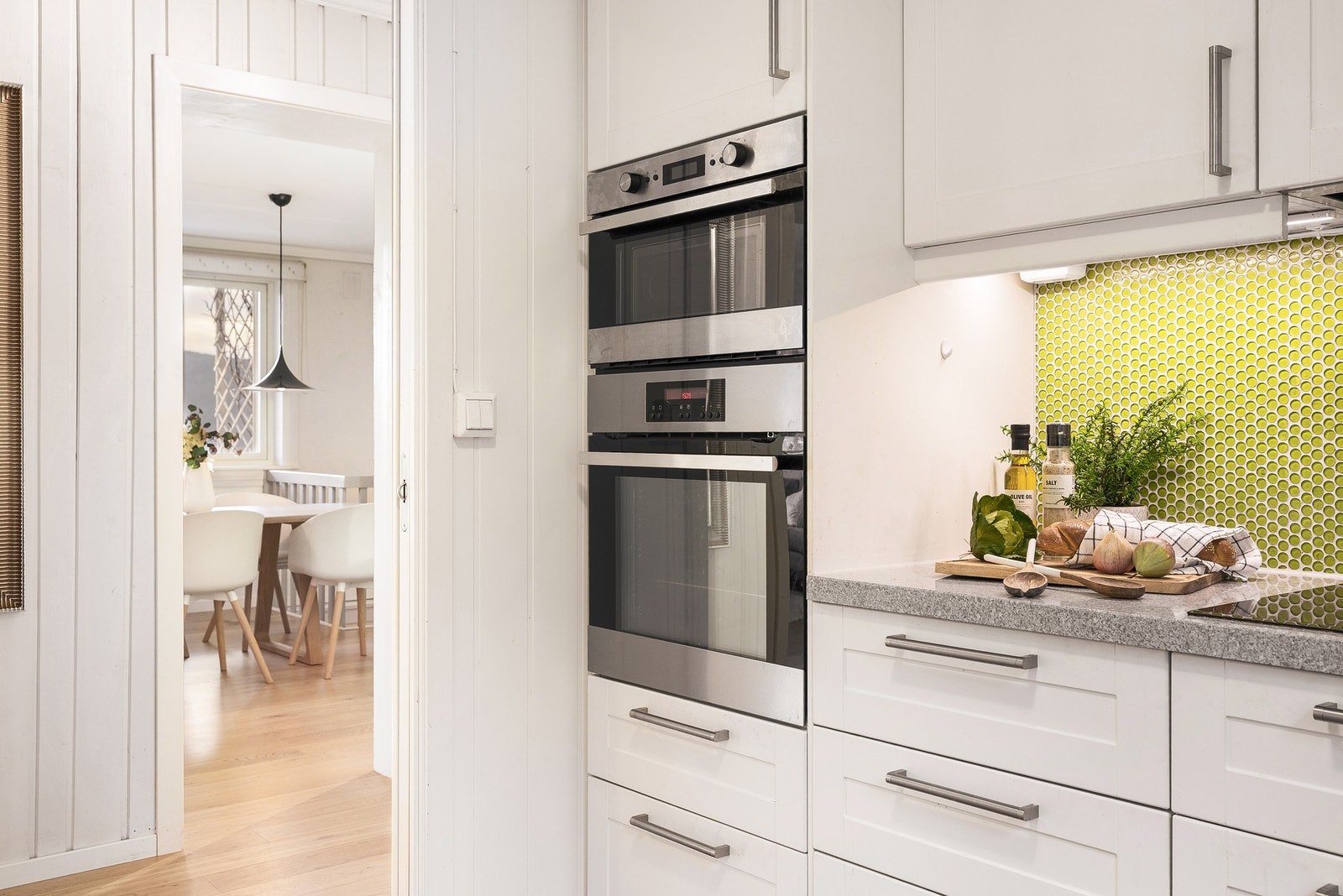 - Benkeplaten er i slitesterk kvarts, og det er integrerte hvitevarer som stekeovn, mikrobølgeovn, induksjonstopp og oppvaskmaskin - Galleribilde