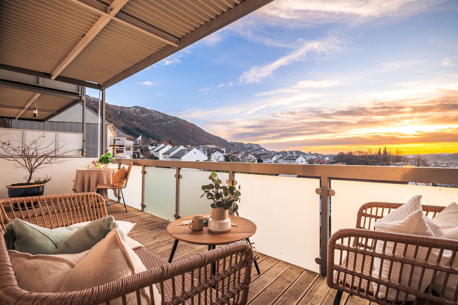 - Fra stuen er det utgang til en romslig balkong på ca. 13 m² - Galleribilde