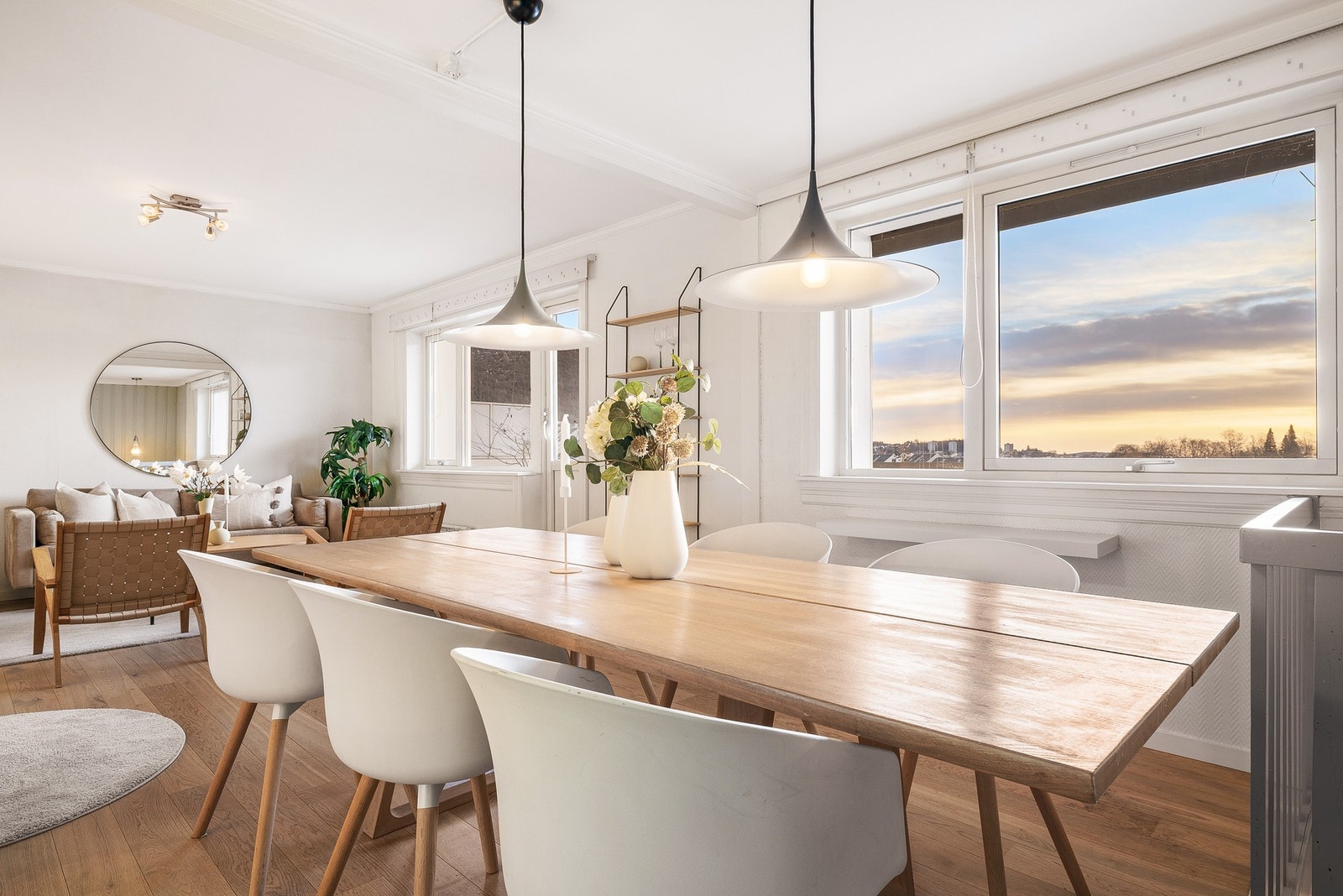 - Svært god plass til romslig spisebord- Galleribilde