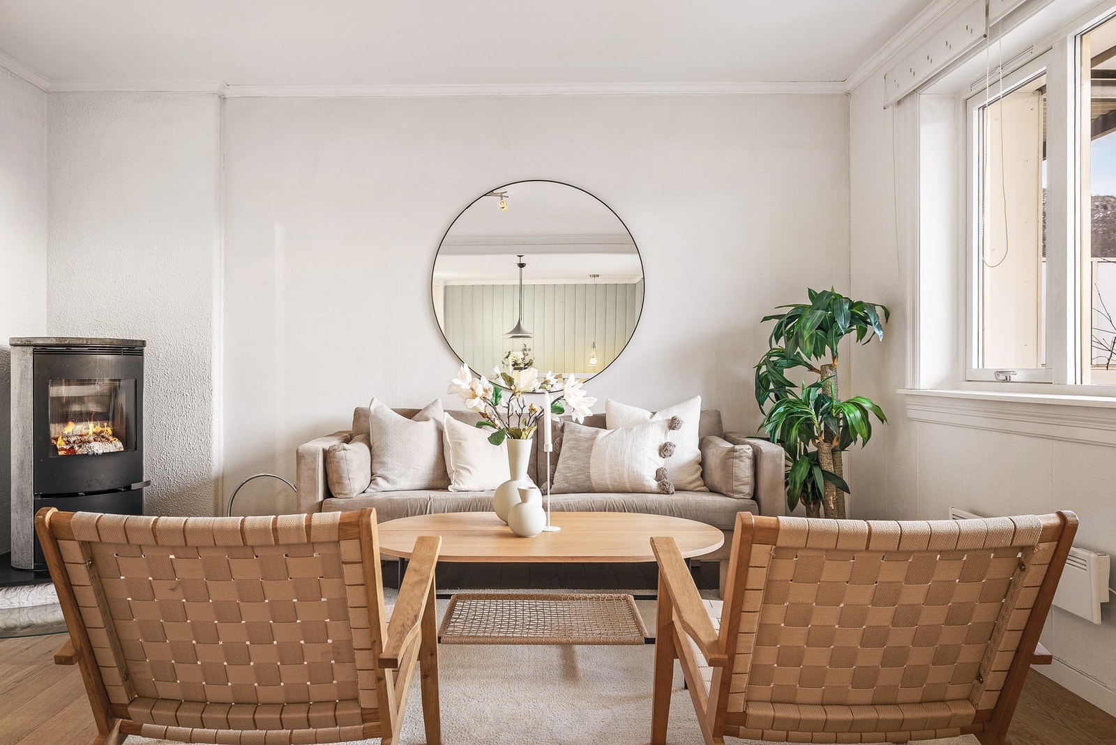 - Her er det peis med vedovn (ny i 2020), som gir ekstra varme og hygge på kjølige dager - Galleribilde