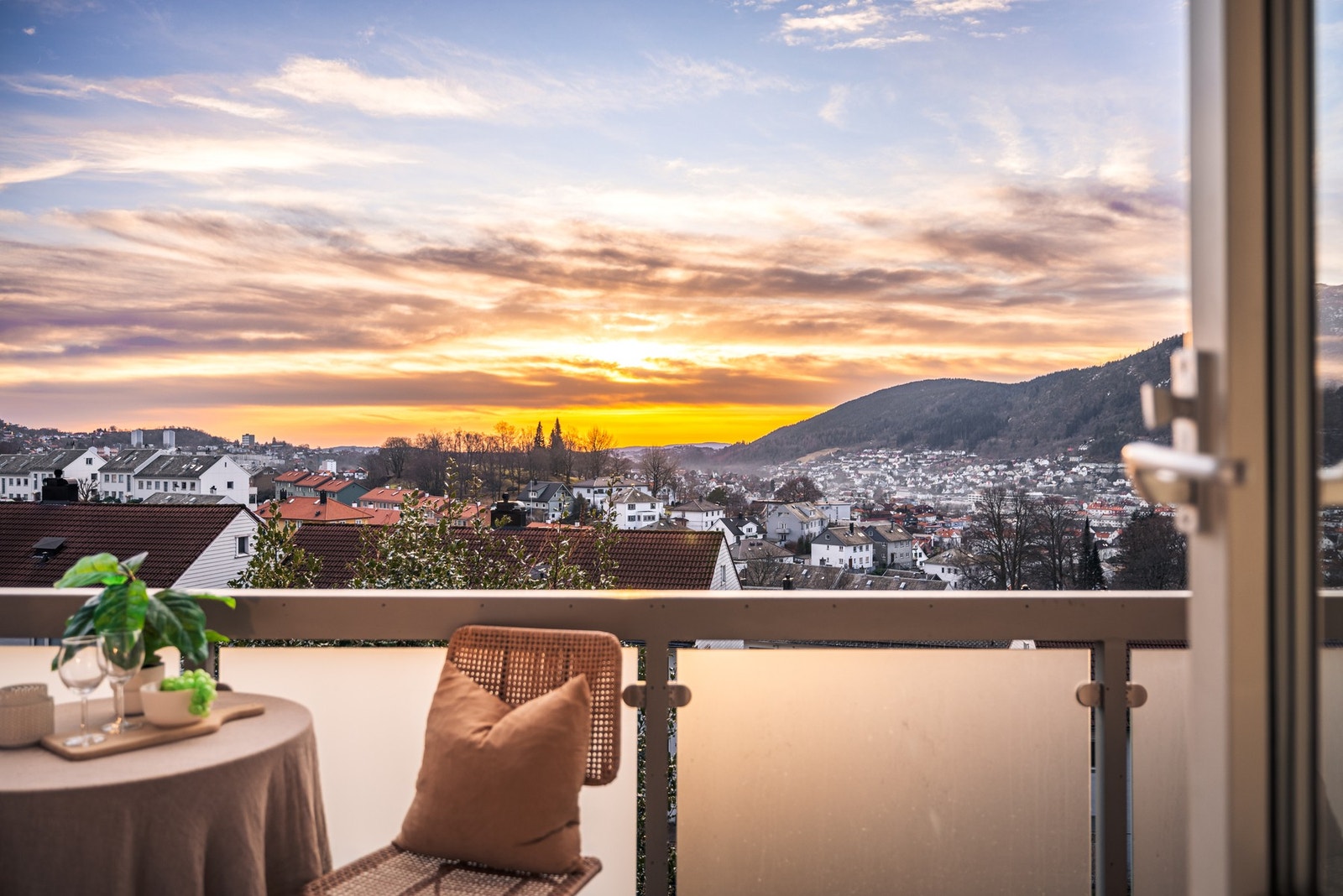 - Romslig og innbydende 3-roms leilighet over to etasjer, med en praktisk planløsning og gode kvaliteter - Galleribilde