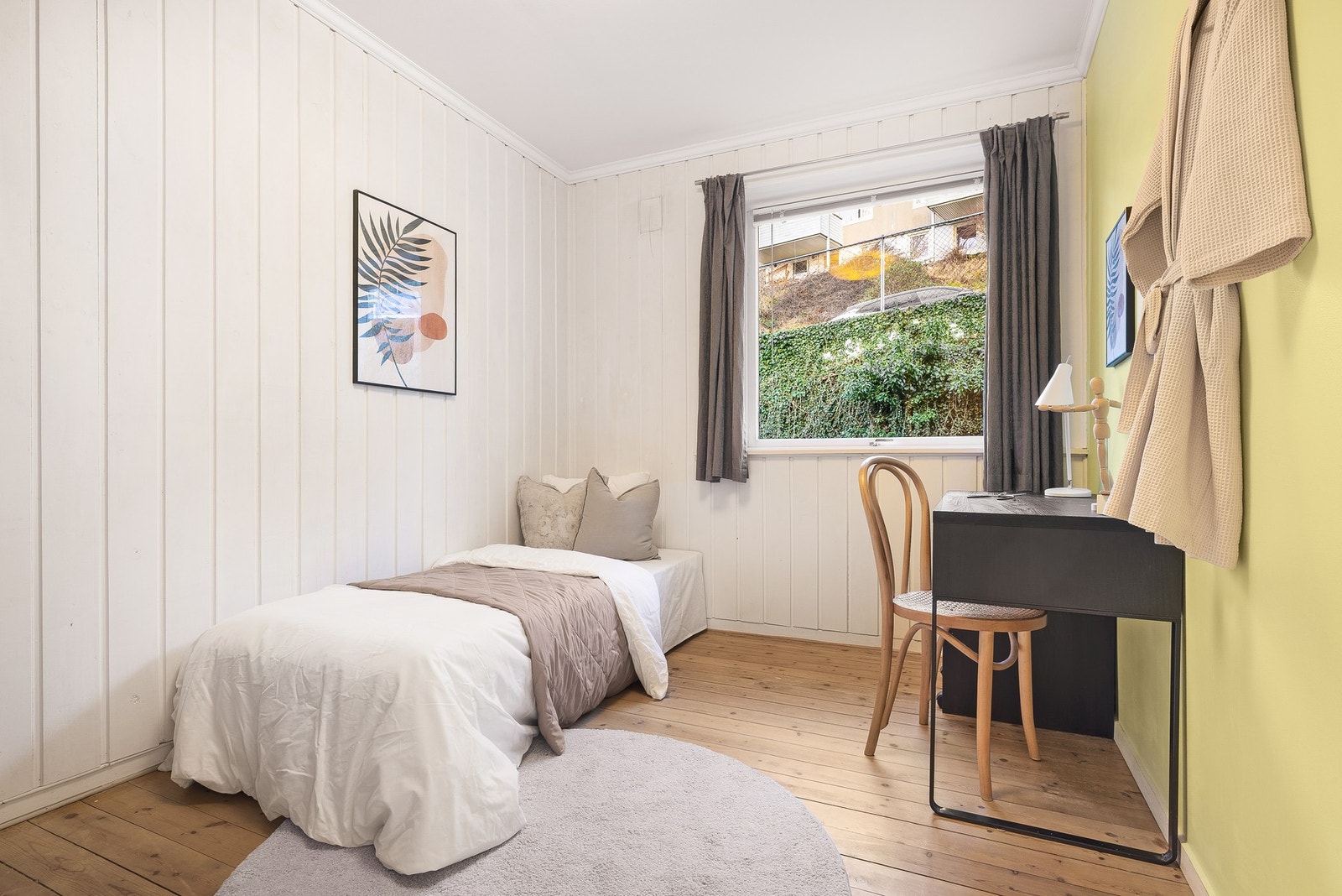 - Soverom 1 har god plass til ønsket møblement i tillegg til garderobe - Galleribilde