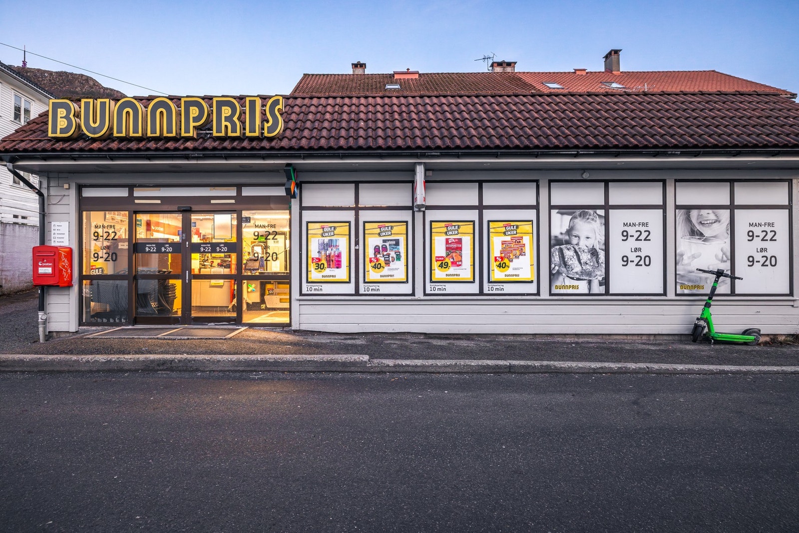 - Dagligvarehandelen er enkel med blant annet Bunnpris Lindvik kun ca. 4 minutters gange fra boligen - Galleribilde