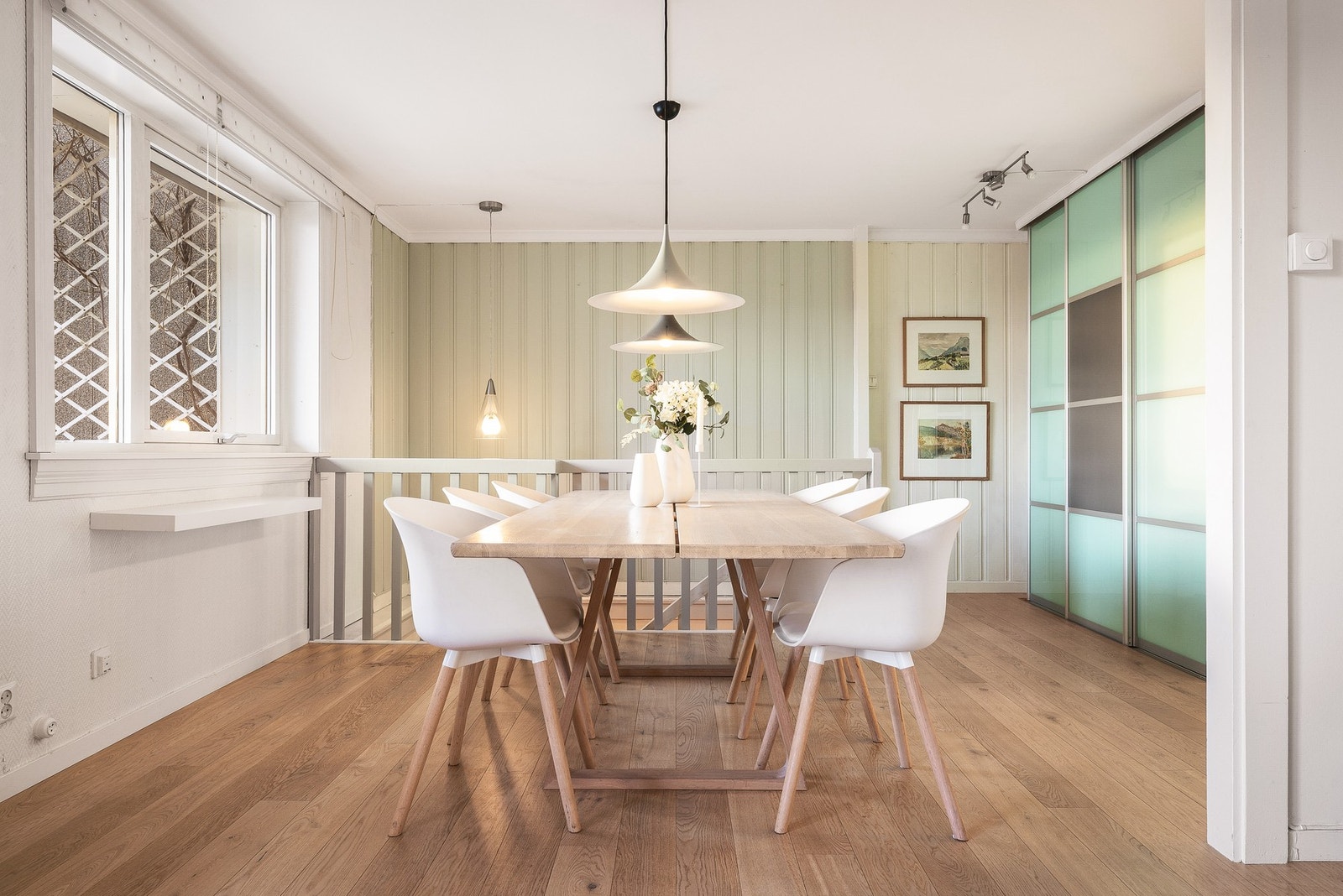 - Ved spisestuen er det en stor og praktisk skyvedørsgarderobe - Galleribilde