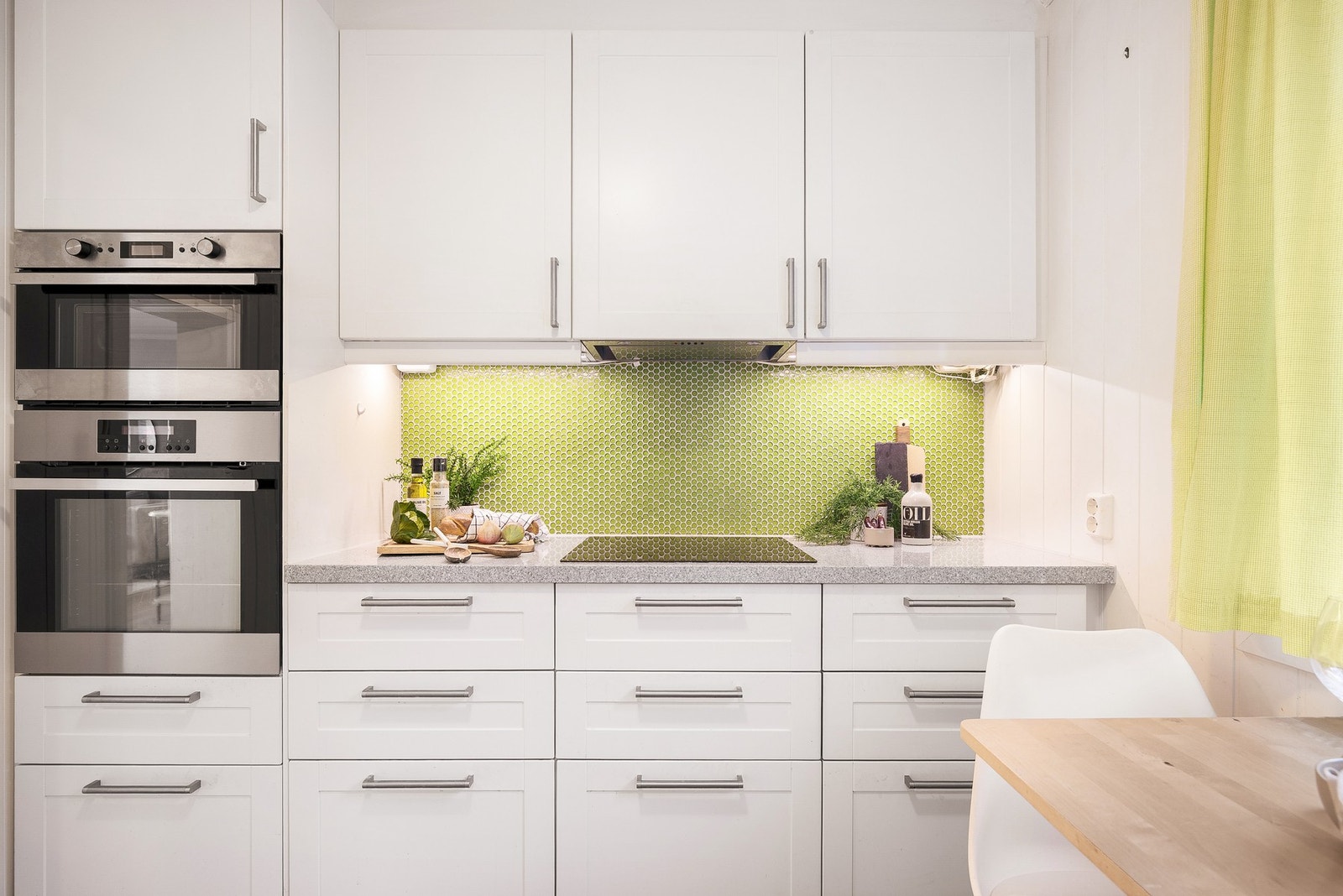 - Kjøkkenet oppleves lyst og trivelig, med Ikea-innredning og profilerte hvite fronter, samt fliser mellom benkeplate og overskap - Galleribilde