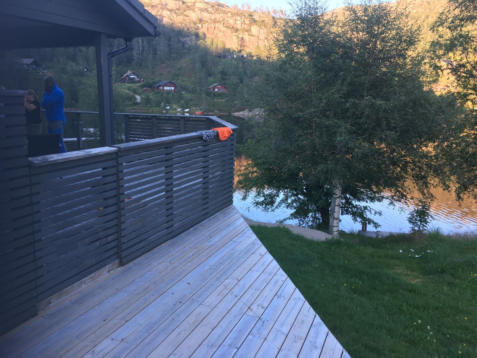 Fra side-terrassen ned mot vannet Galleribilde