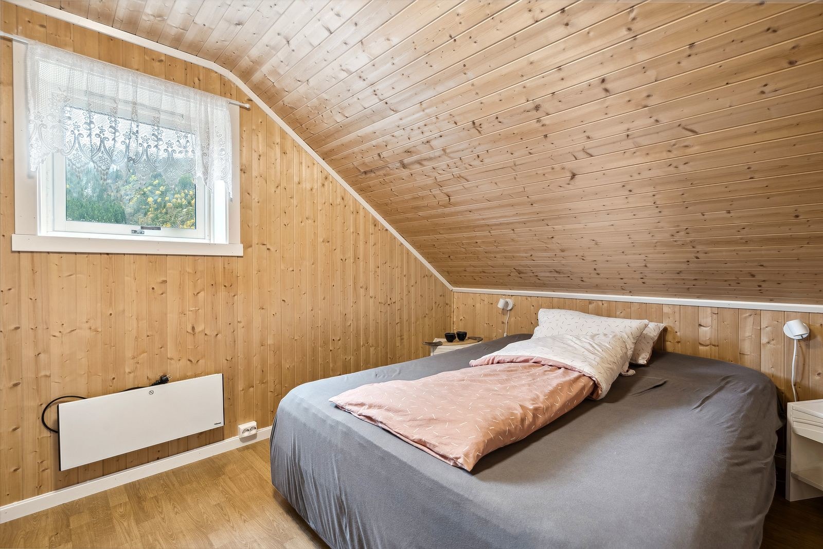 Det er oppbevaringsmuligheter i kne-vegg på alle soverommene Galleribilde