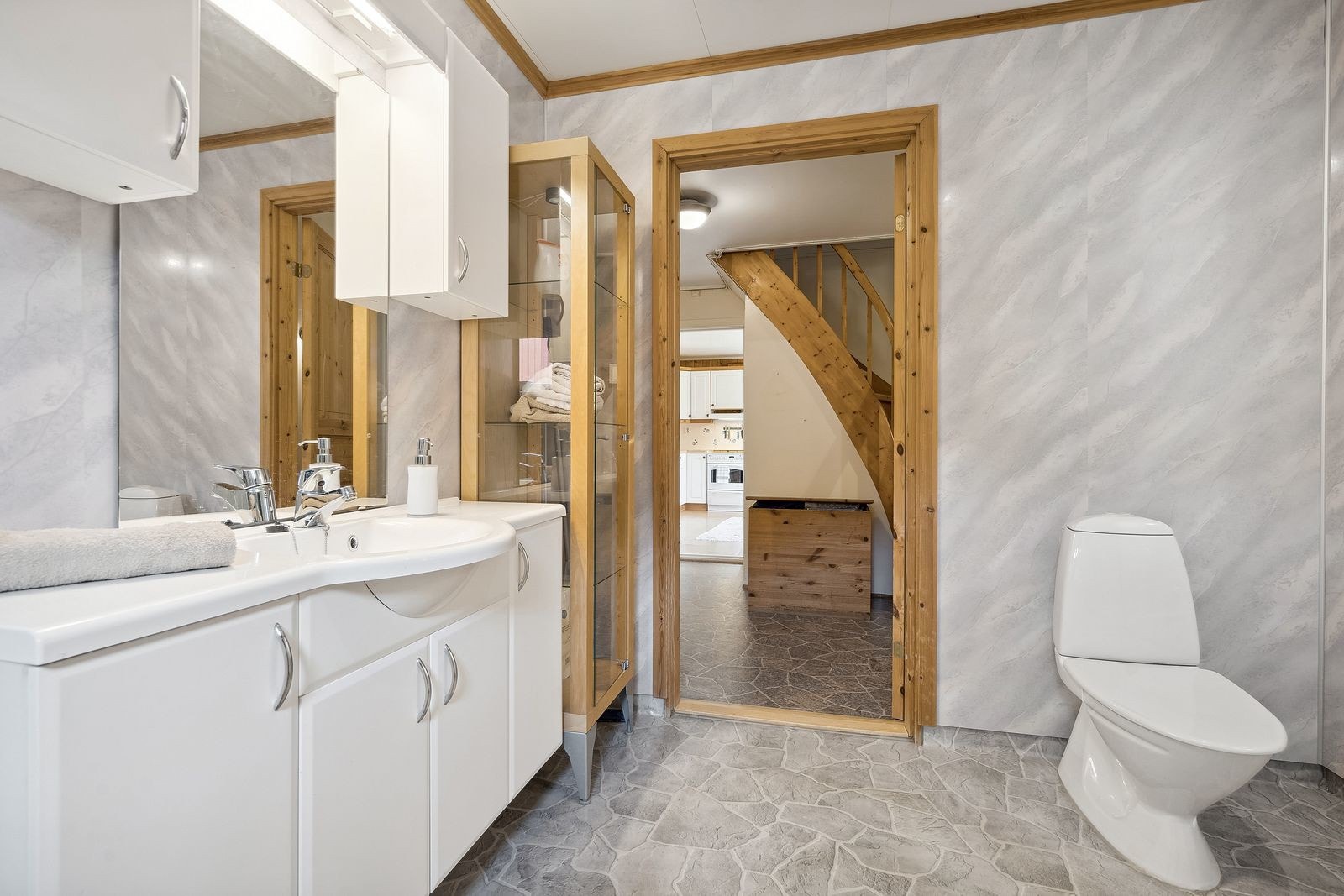 Baderommet er innredet med toalett, frittstående dusjkabinett og opplegg for vaskemaskin - Varmekabler i gulvet Galleribilde