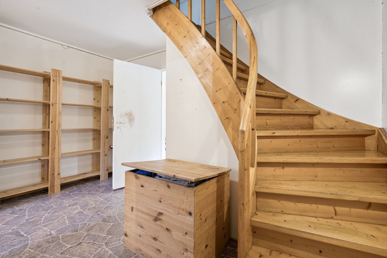 Videre fra entréen ligger en romslig gang med adkomst til loftetasjen Galleribilde