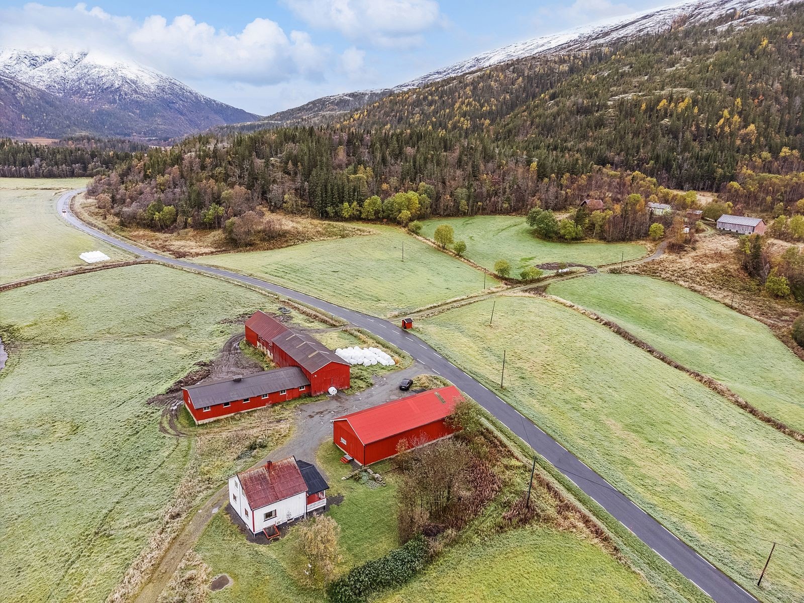 En spennende landbrukseiendom med tilhørende driftsbygninger i Bardal i Leirfjord Galleribilde