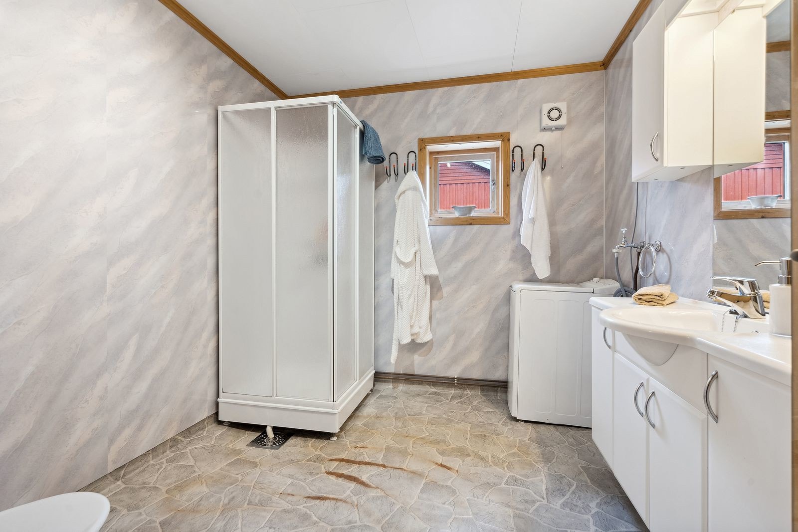 Baderommet ligger med adkomst fra gangen Galleribilde