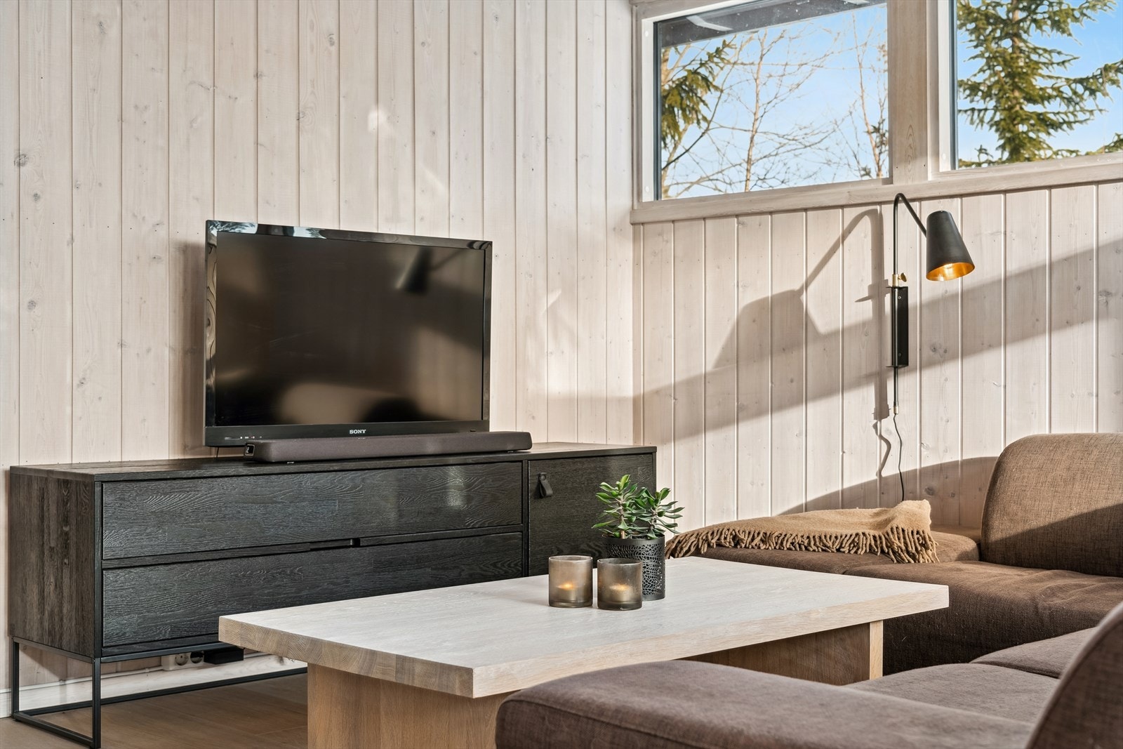 Kvalitetsmøblene i eik medfølger i salget Galleribilde