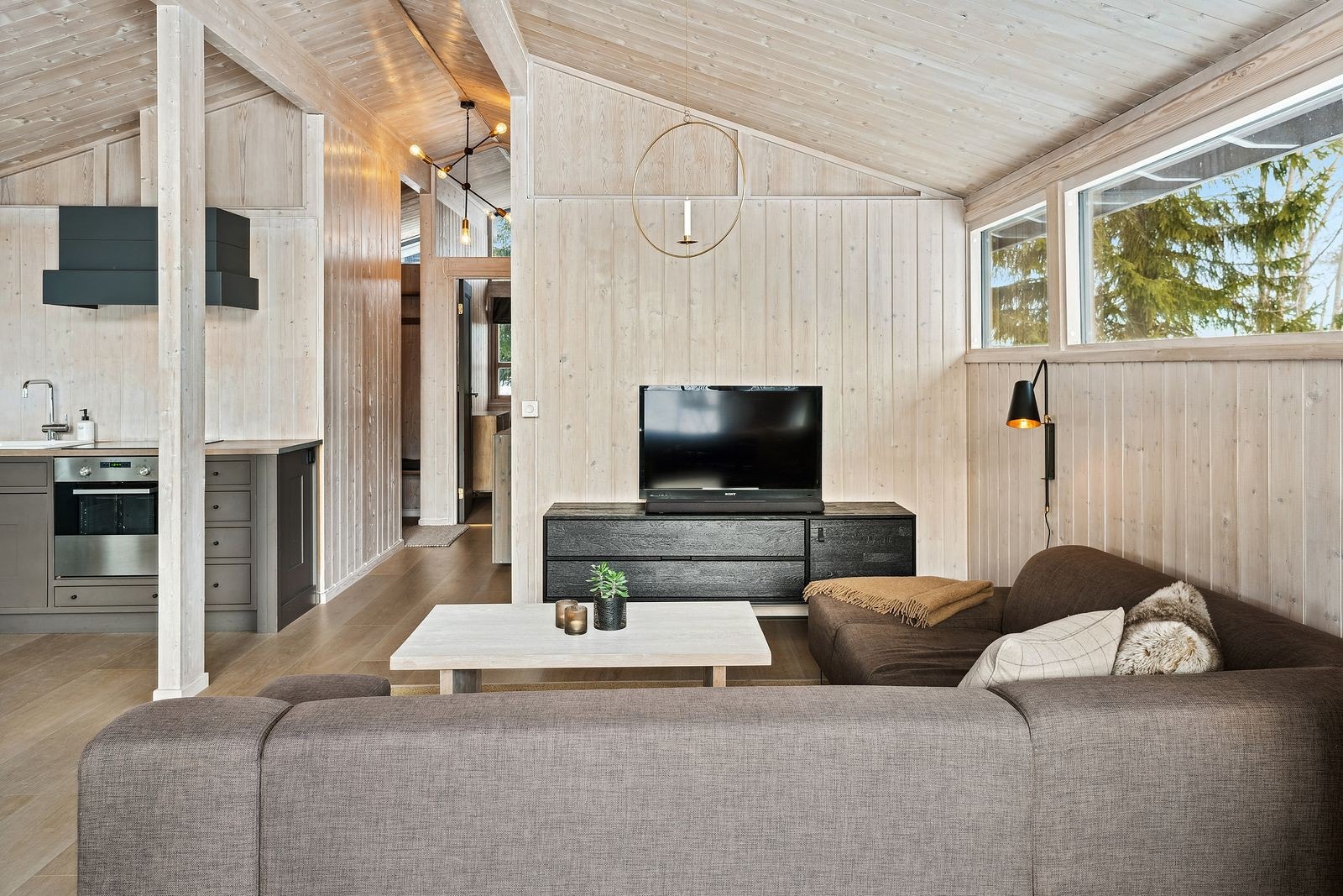 God takhøyde og sosial løsning i stue kjøkken. Klarlagt for takbelysning med dimmer over sofabord Galleribilde