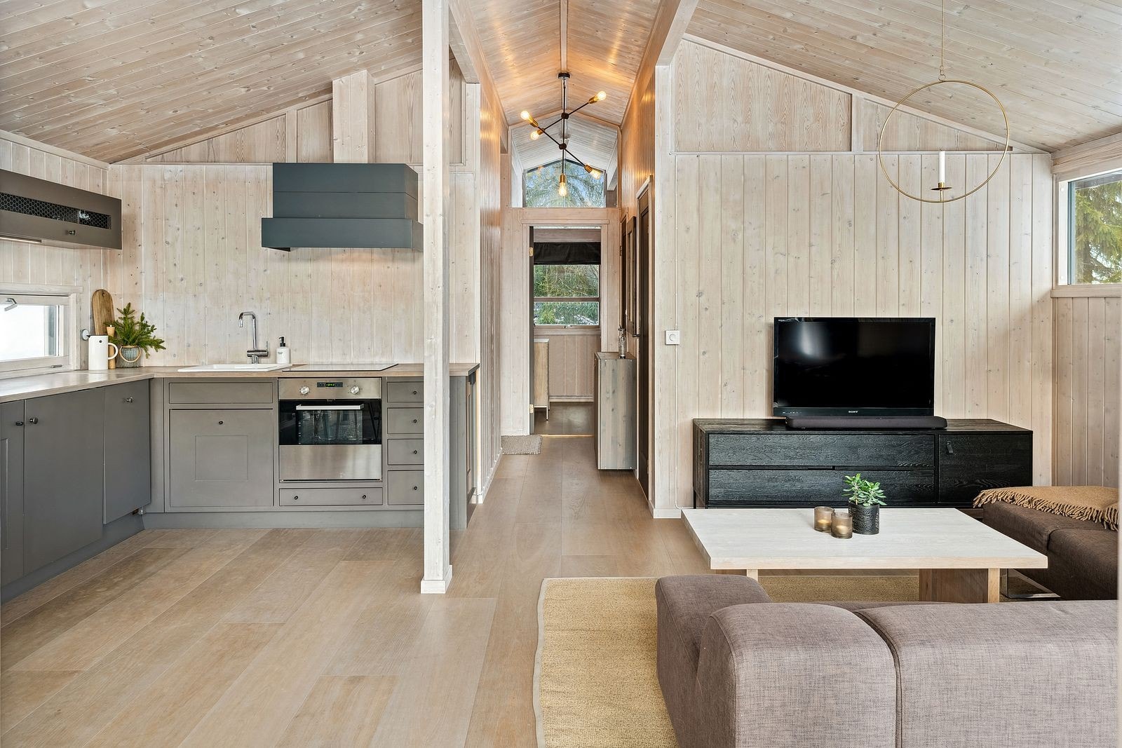 Kjøkkenet er opprinnelig en snekkerbygd innredning som ble montert på hytta i 2022 Galleribilde