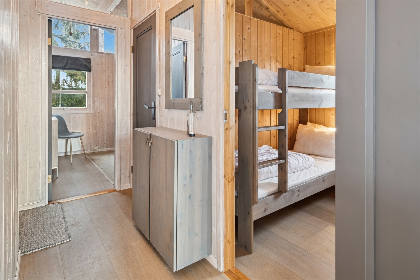 Gang og soverom 2, innredet med køyeseng. Adkomst til boden fra gang. Galleribilde