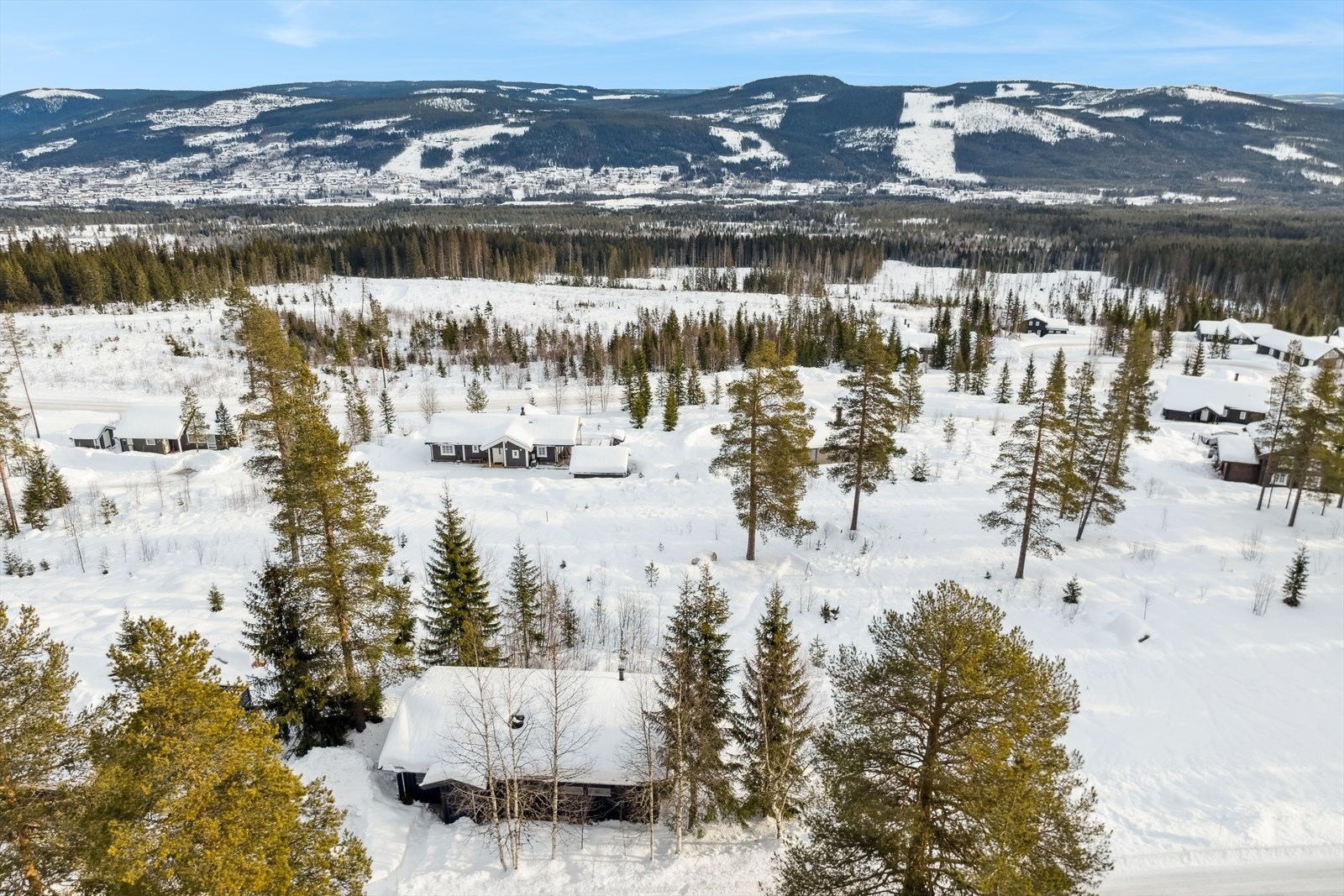 Fra hytta er det god utsikt mot dalen Galleribilde