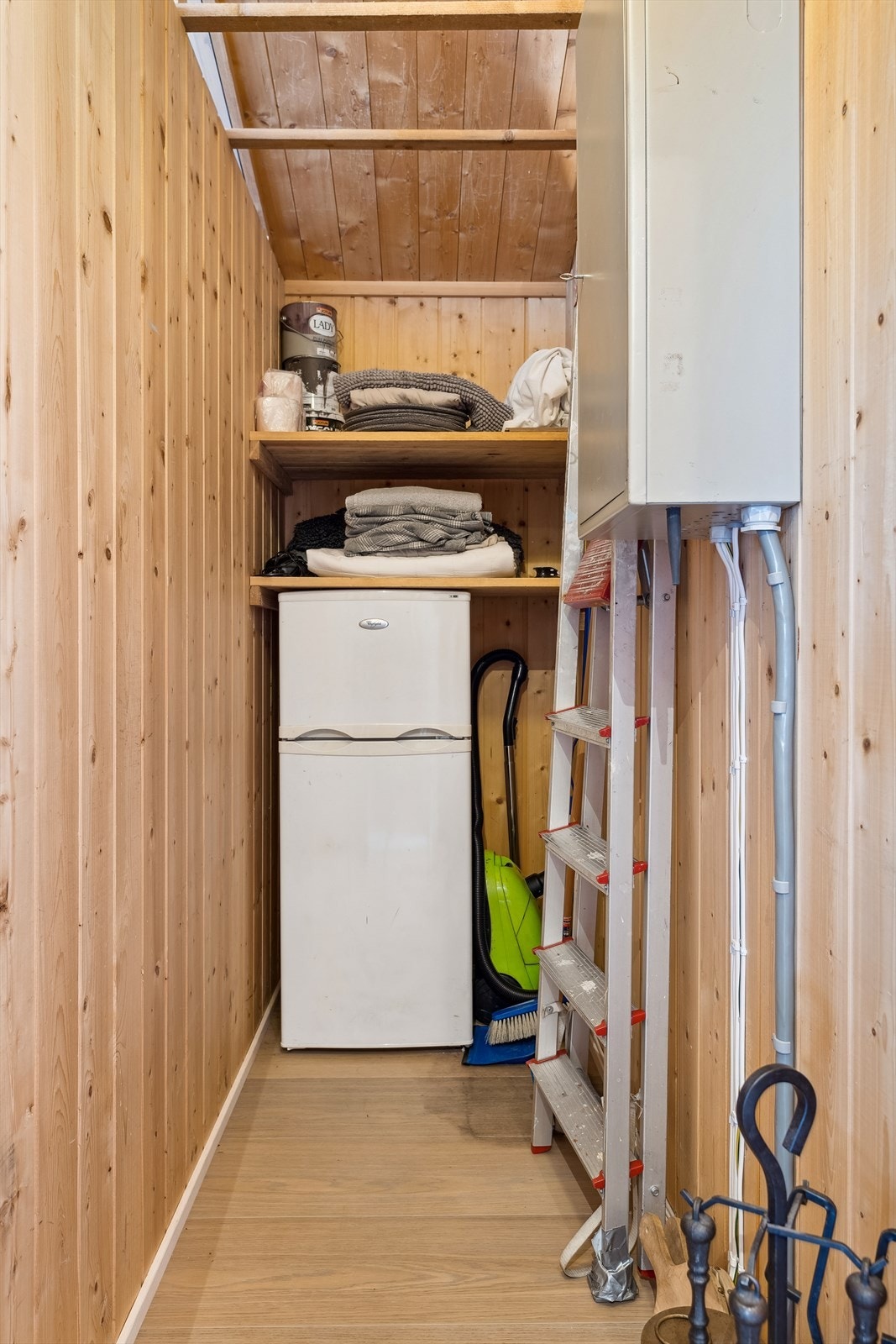 Innendørs bod gir plass til ekstra kjøl/fryseskap og annet utstyr Galleribilde