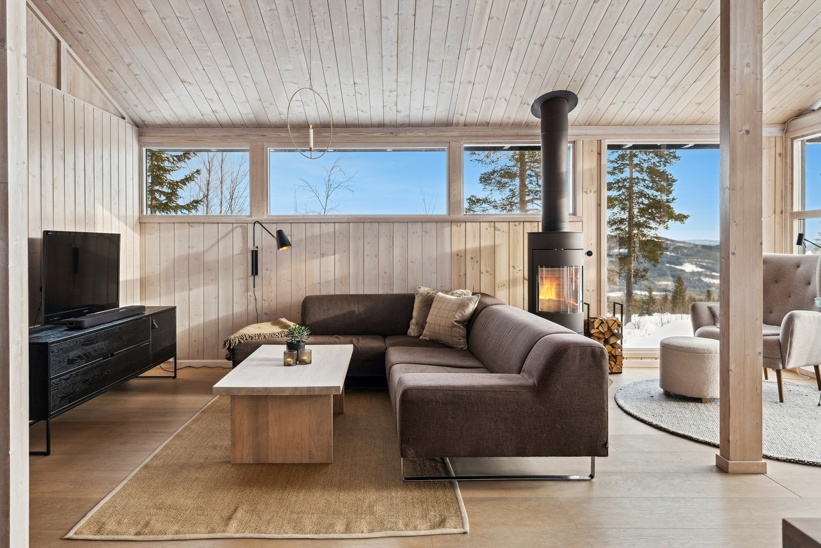 Nye eikegulv, osmo behandlede panelvegger- og tak. Nye forstørrede vinduer mot dalen. Galleribilde