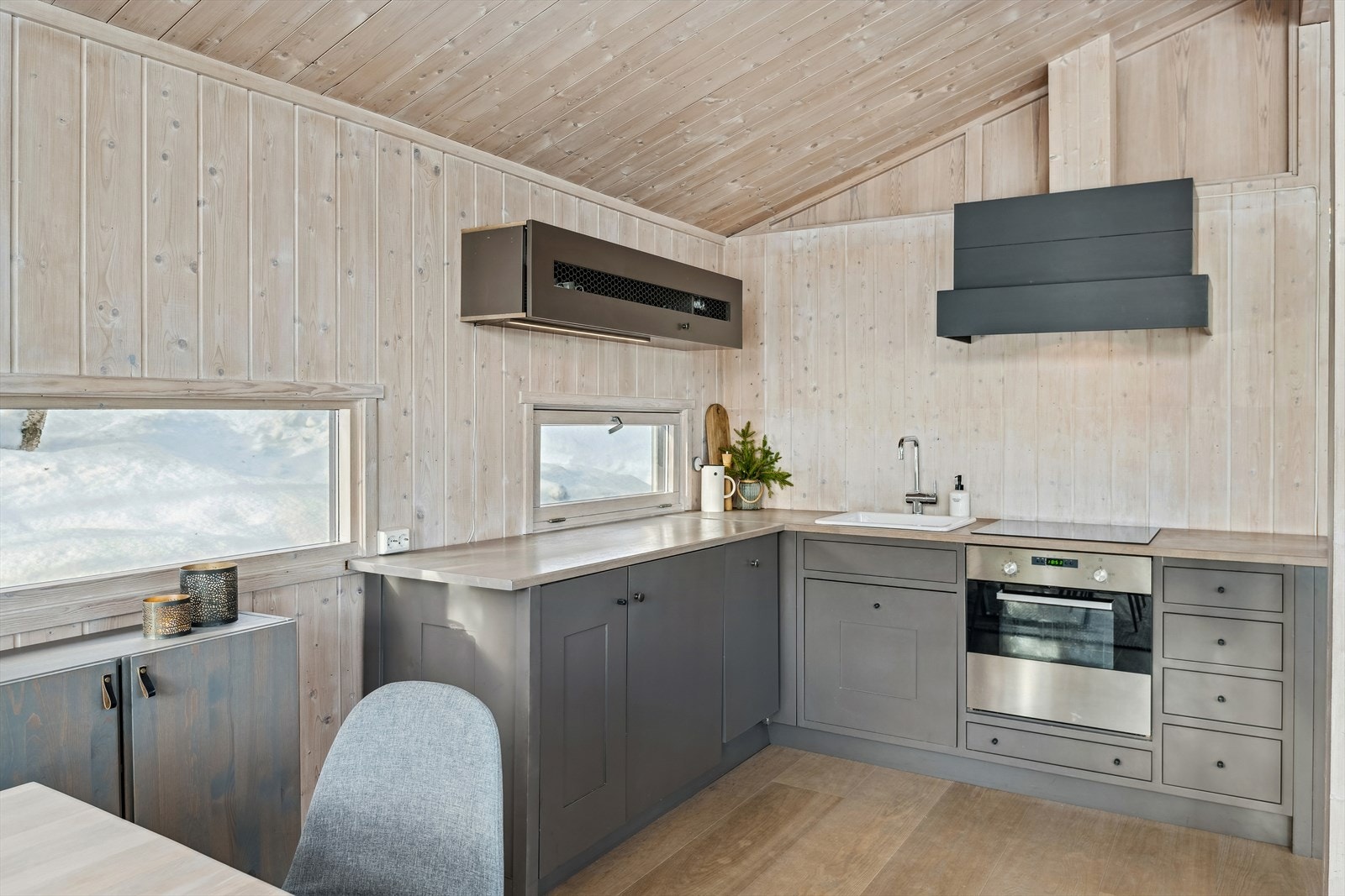 Integrerte hvitevarer med oppvaskmaskin, kjøleskap, stekeovn og koketopp Galleribilde