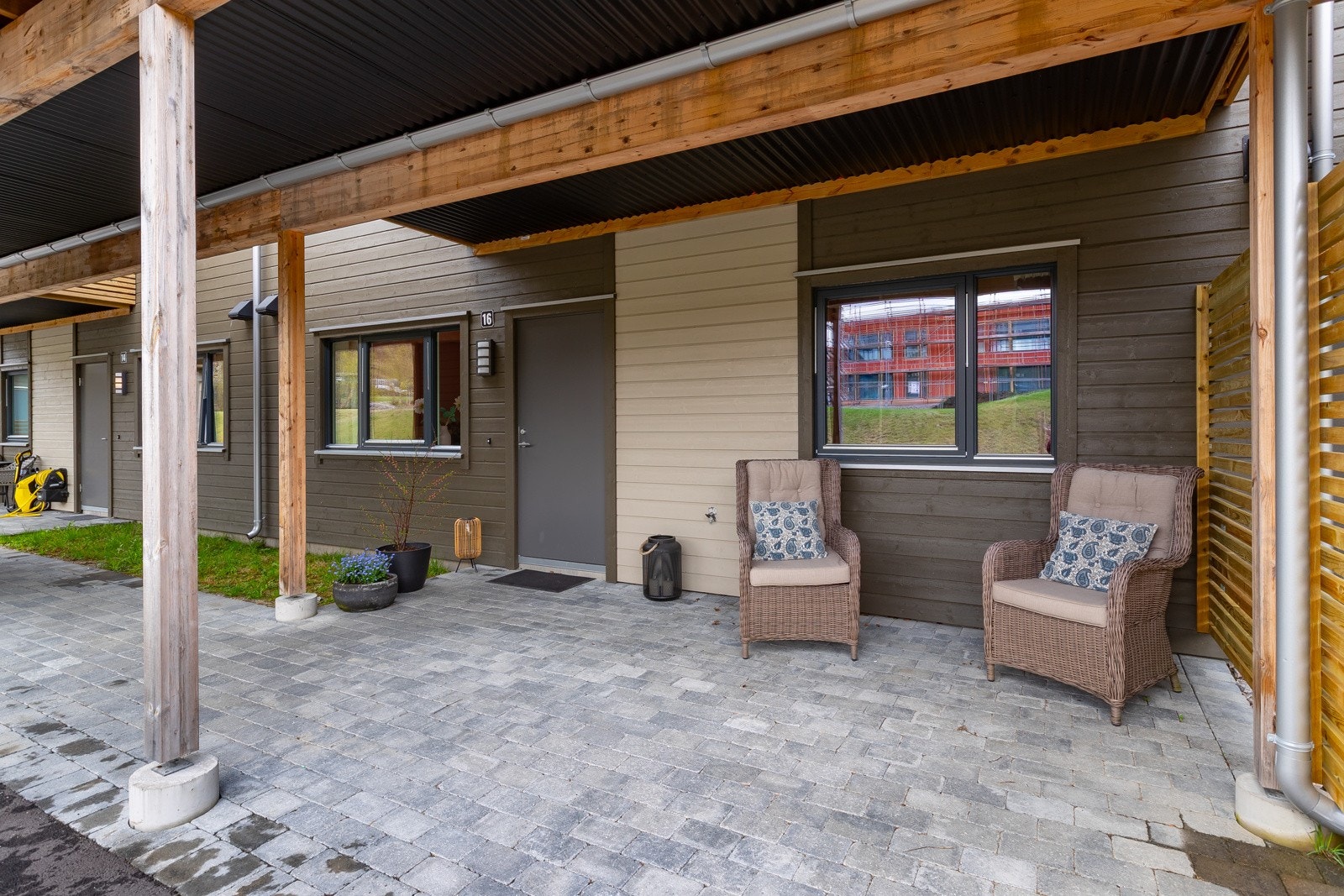 Fin uteplass mot øst ved inngangspartiet Galleribilde