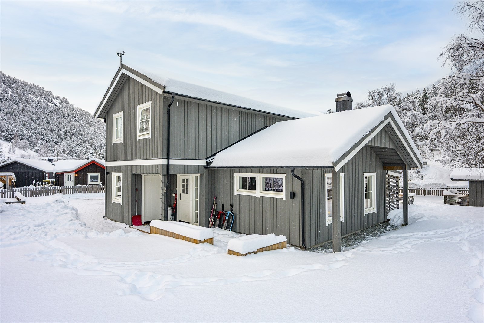 Inngangspartiet er på baksiden av huset, og er overbygd. Galleribilde