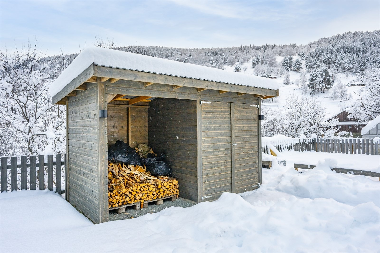 På baksiden av boligen er det utebod. Det er også lekestue på eiendommen, og det er anlagt sandkasse. Galleribilde