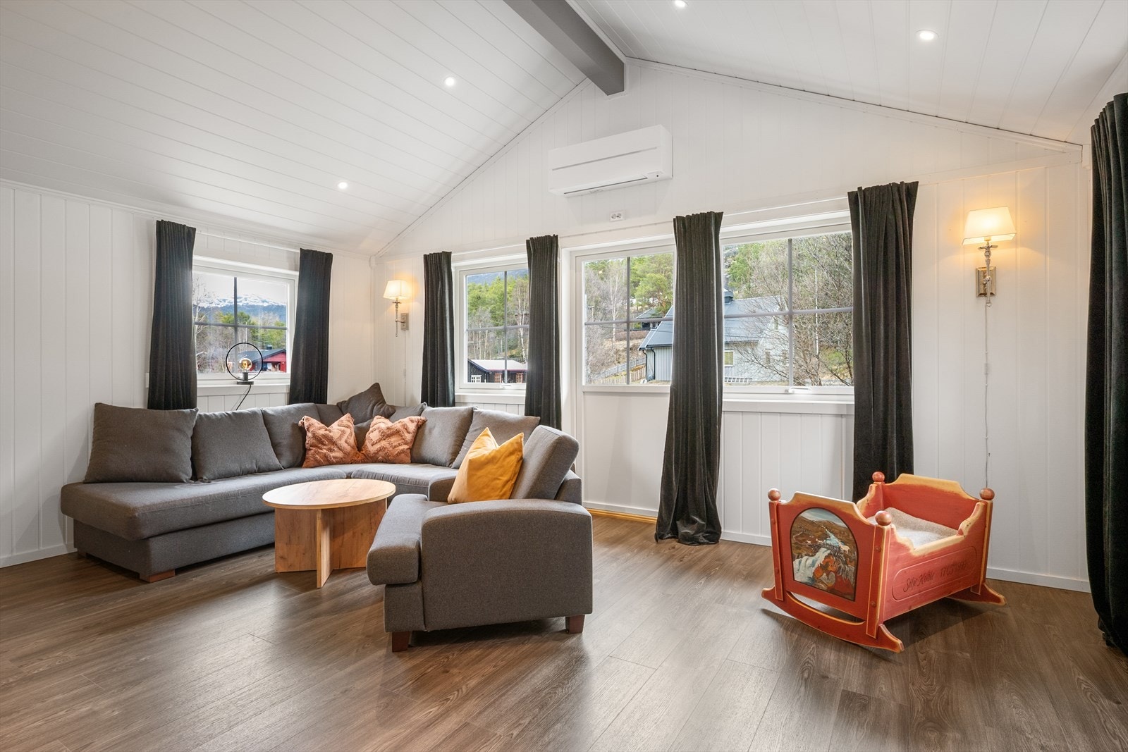 Fra loftstua er det utgang til balkong. Galleribilde