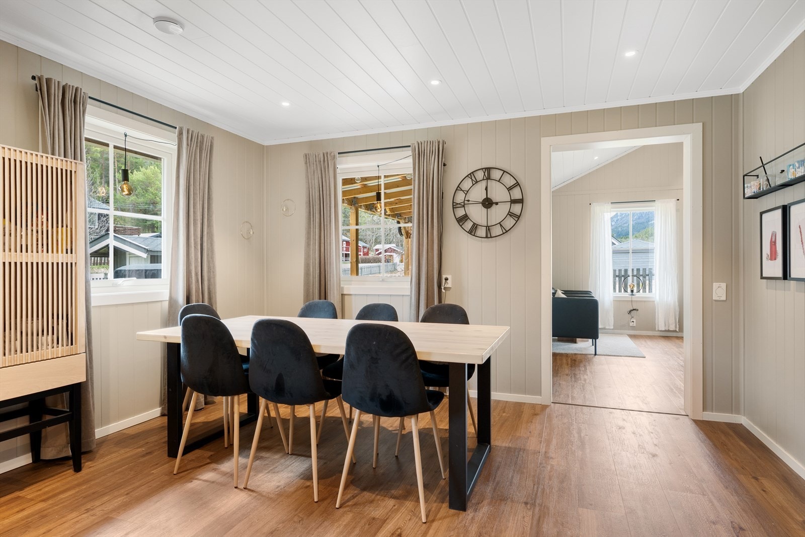 Kjøkkenet er romslig og det er god plass til spisebord. Galleribilde