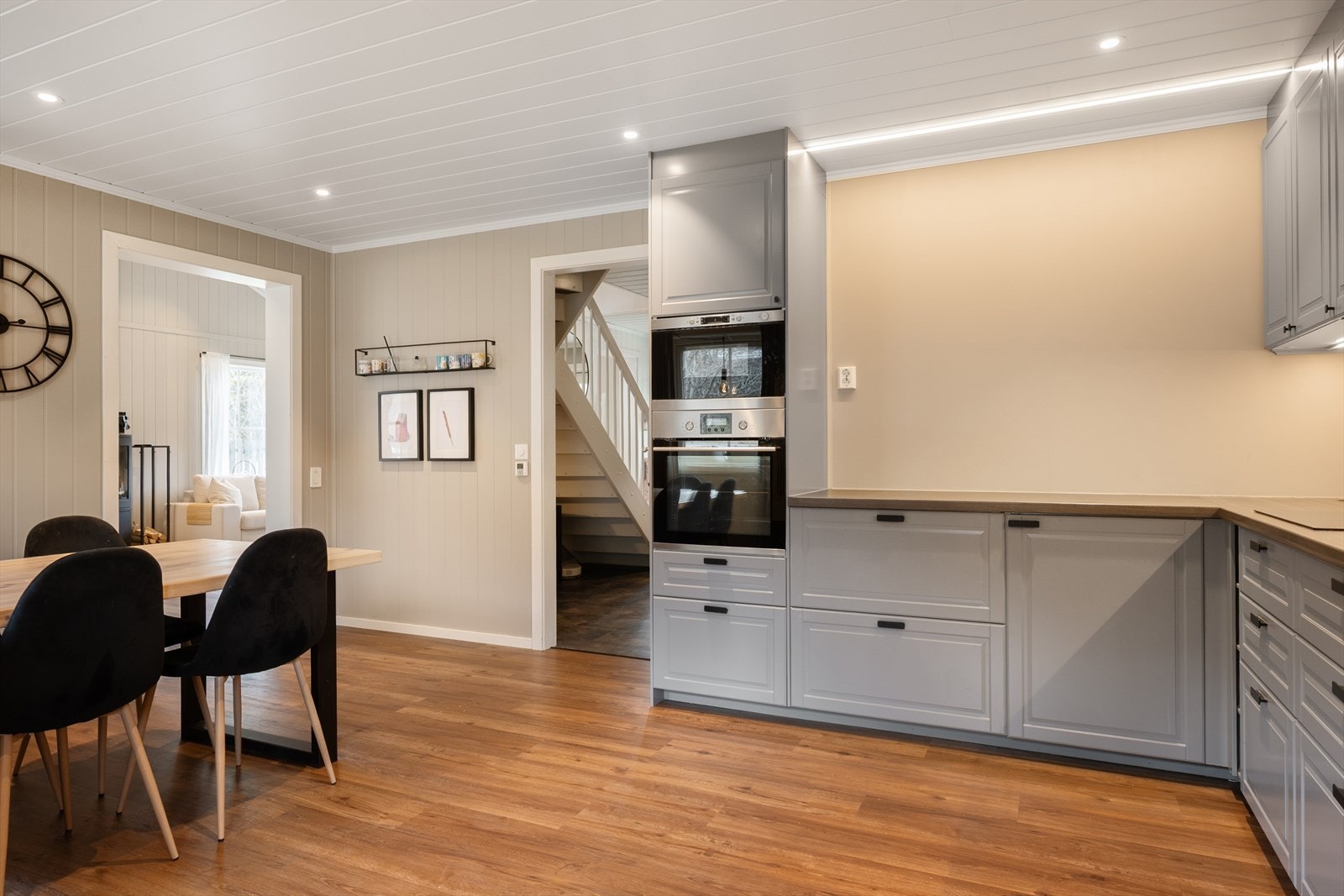 Noen av de integrerte hvitevarene har fronter i stålfinish. Galleribilde