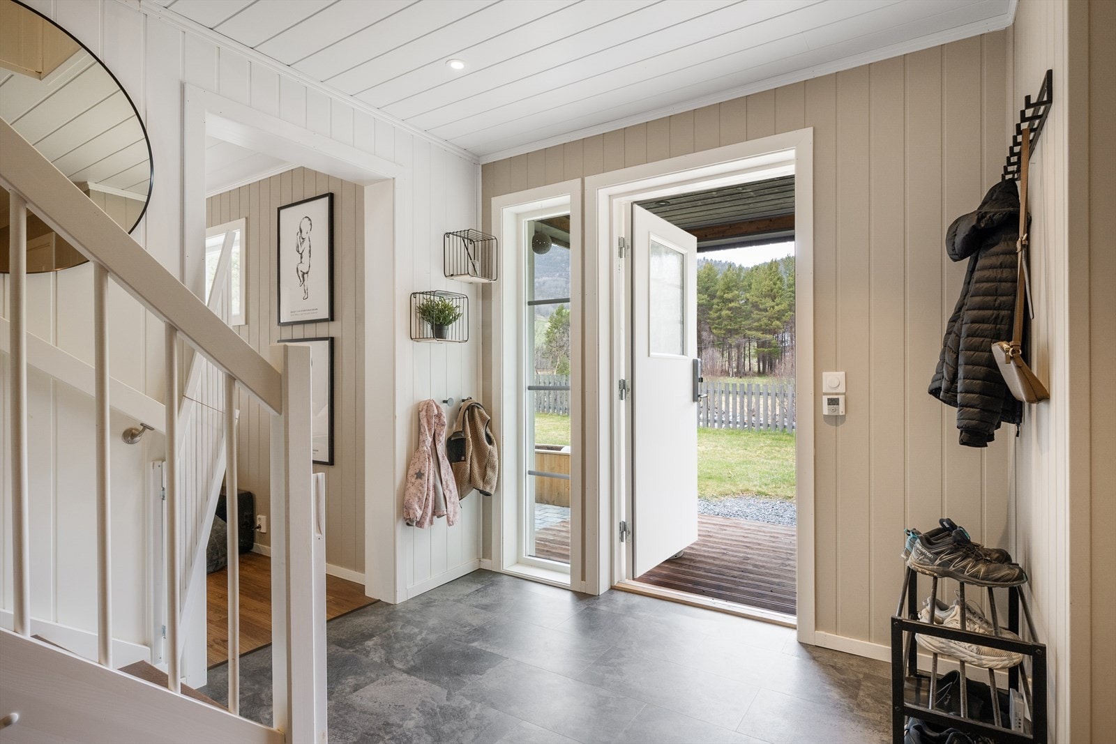 Velkommen inn i en romslig entré/hall! Galleribilde