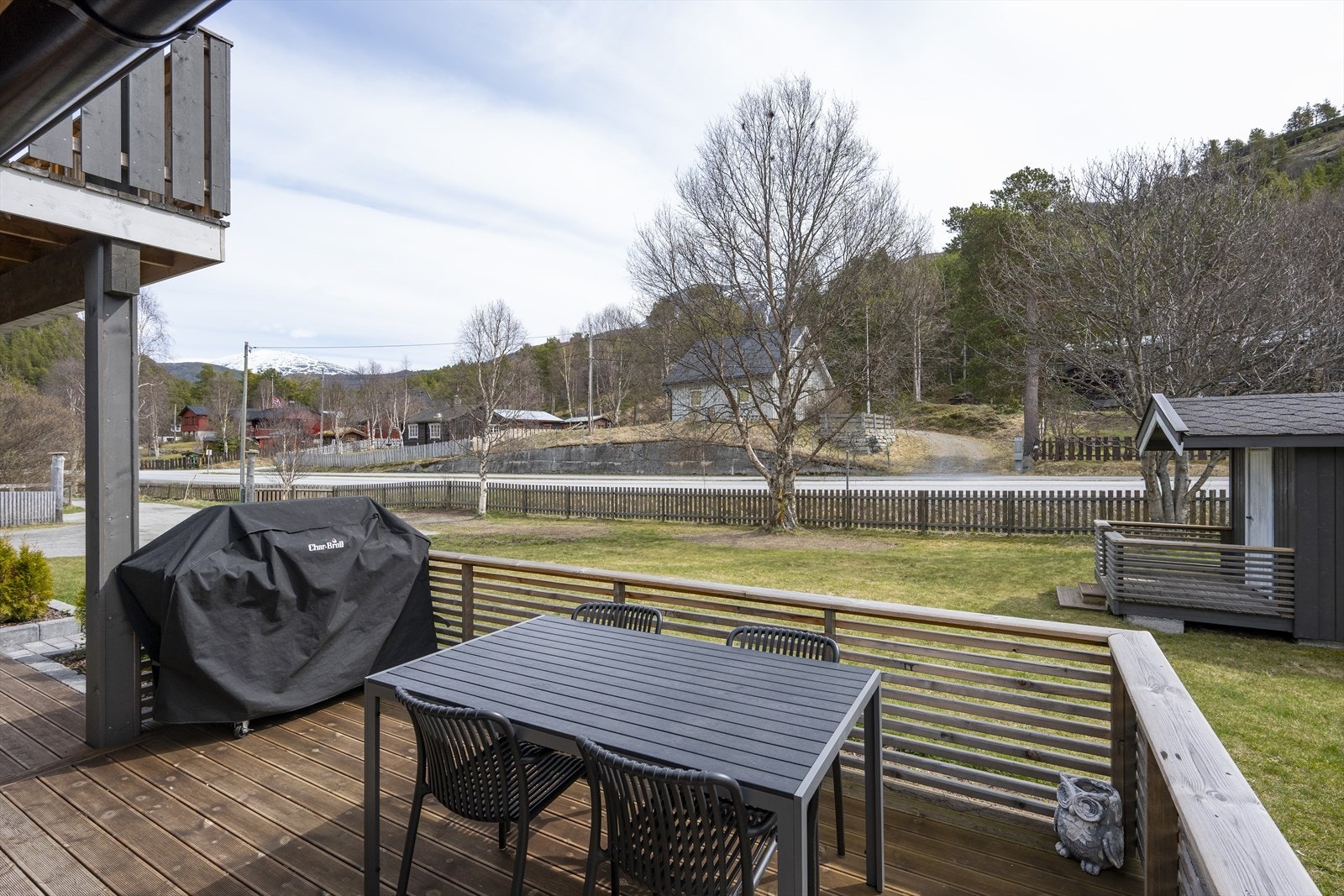 Vårbilde av terrassen og tomten. Galleribilde