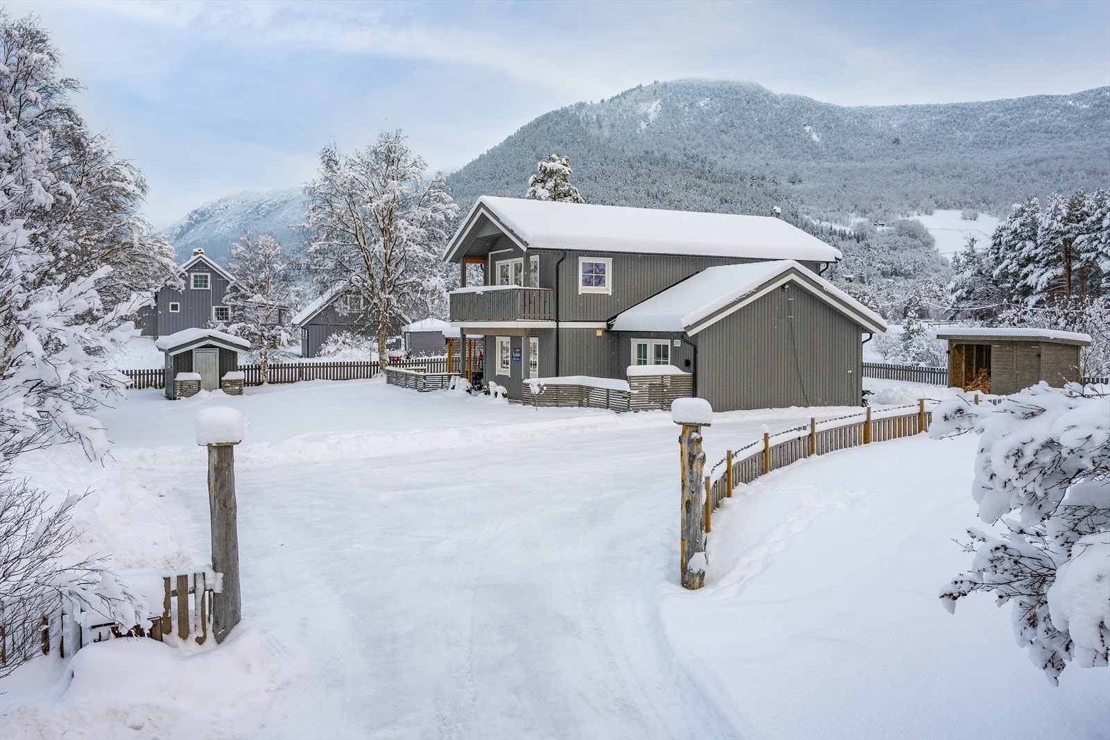 Eiendommen har en enkel adkomst med en romslig gårdsplass. Gårdsplassen er gruset. Galleribilde