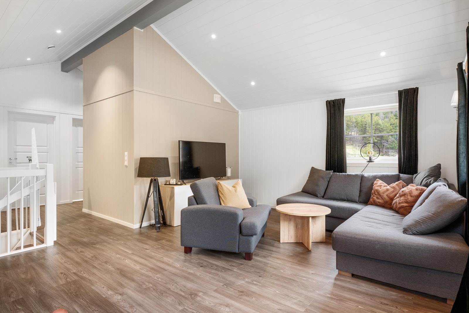 I boligens 2. etasje blir man møtt av en hyggelig loftstue. Galleribilde