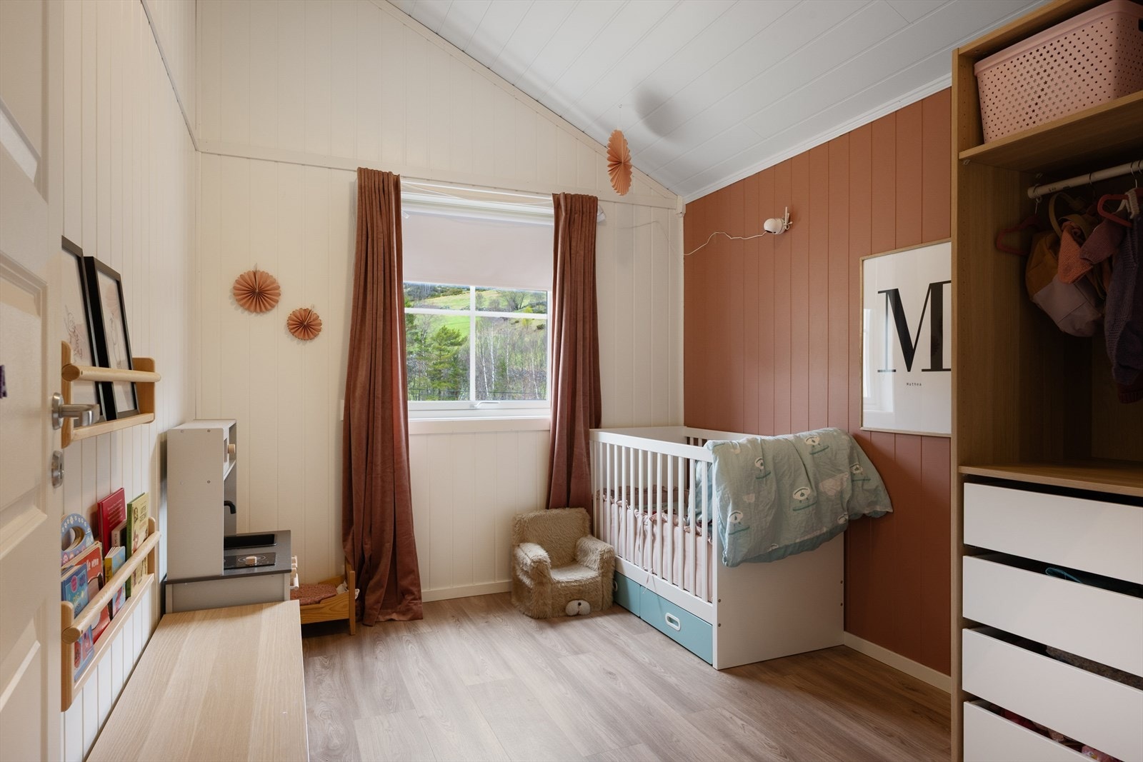 Soverom 2 og 3 er lyse og luftige, og det er gjort gode fargevalg også her. Galleribilde