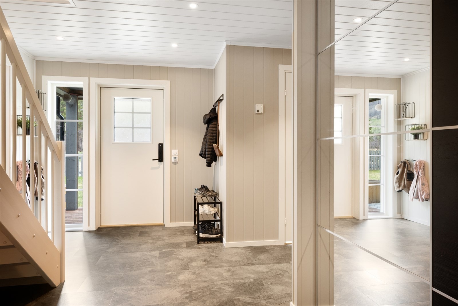 Tidsriktige og delikate fargevalg gjør hallen lun og innbydende. Galleribilde