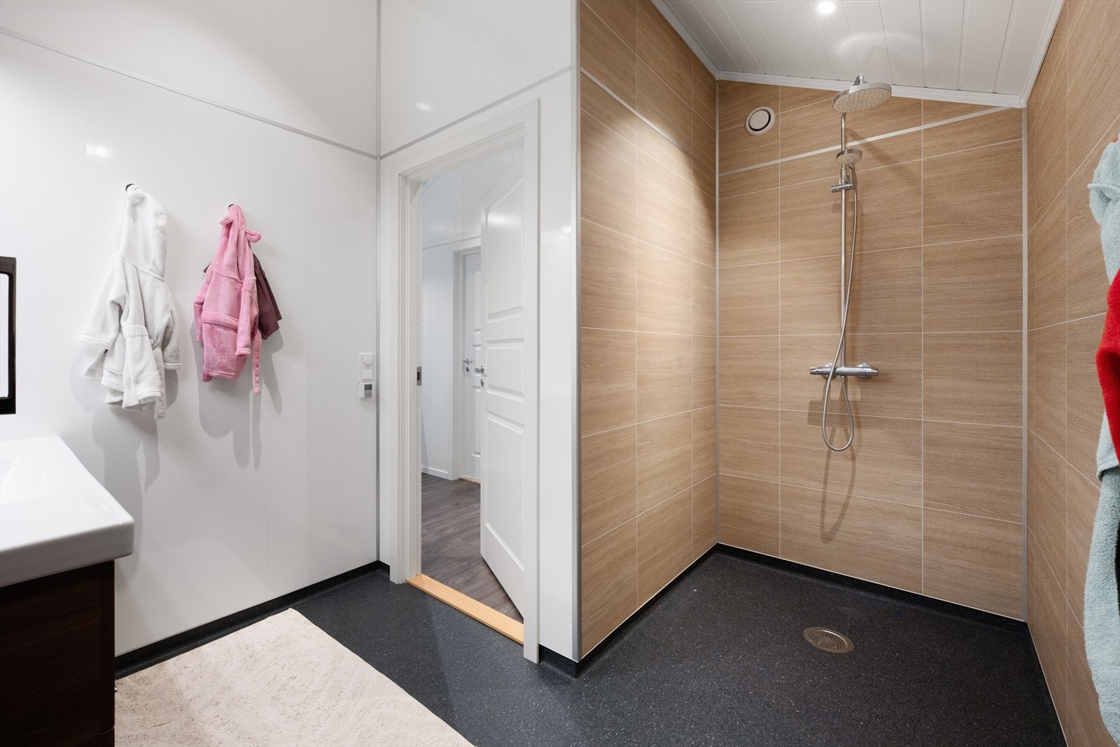 Badet har en romslig dusjnisje m/lune veggplater. Galleribilde