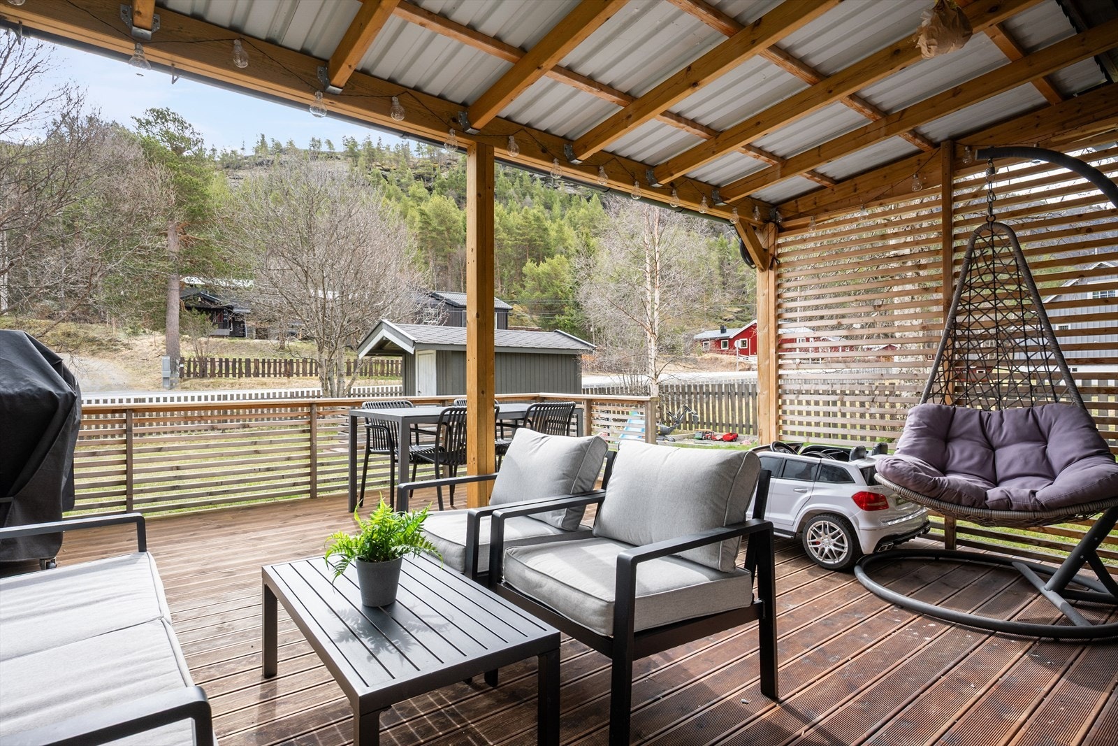 Fra stua er det utgang til en hyggelig og dels overbygd uteplass. Galleribilde