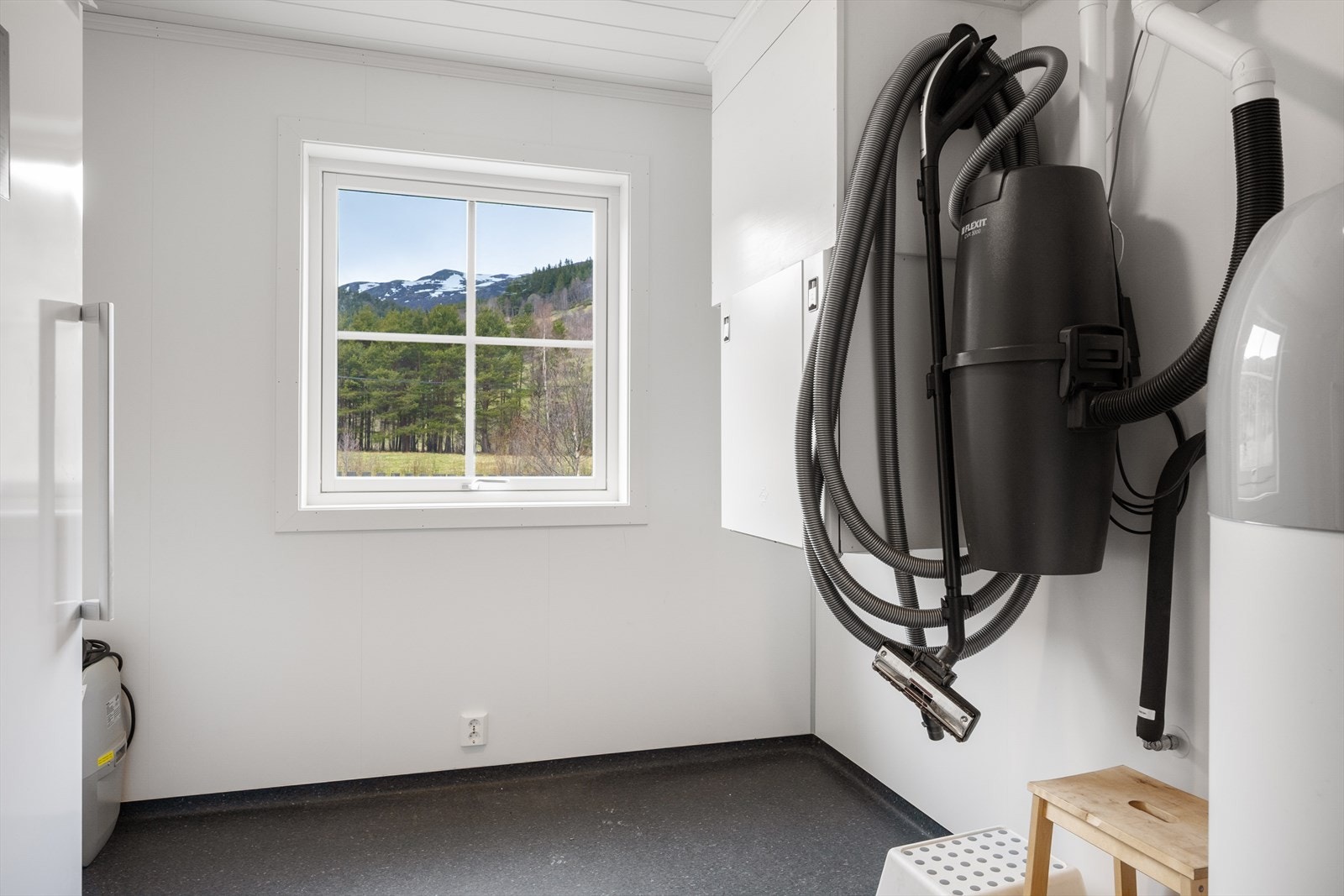 Teknisk rom - Boligen har balansert ventilasjon m/vannbåren gulvvarme i 1. etg og i våtrom. Det er og installert sentralstøvsuger og varmepumpe. Galleribilde