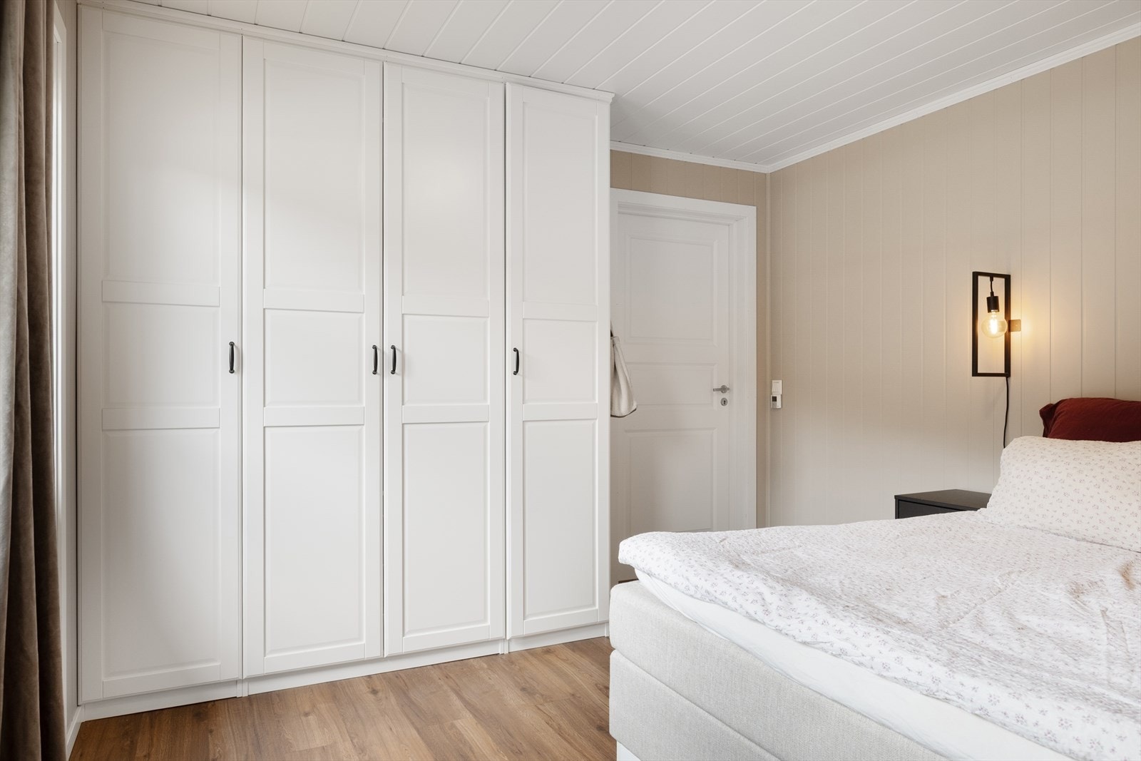 Det er godt med oppbevaringsplass i takhøye, lyse garderobeskap med profilerte fronter. Galleribilde