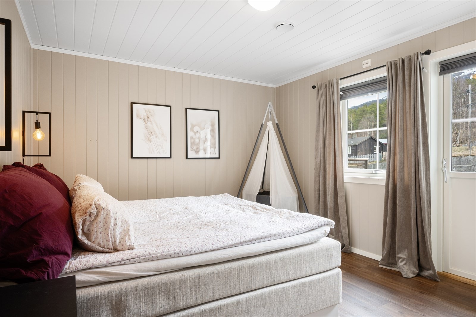 Det er totalt 3 soverom - Hovedsoverommet har dør ut til terrassen. Galleribilde