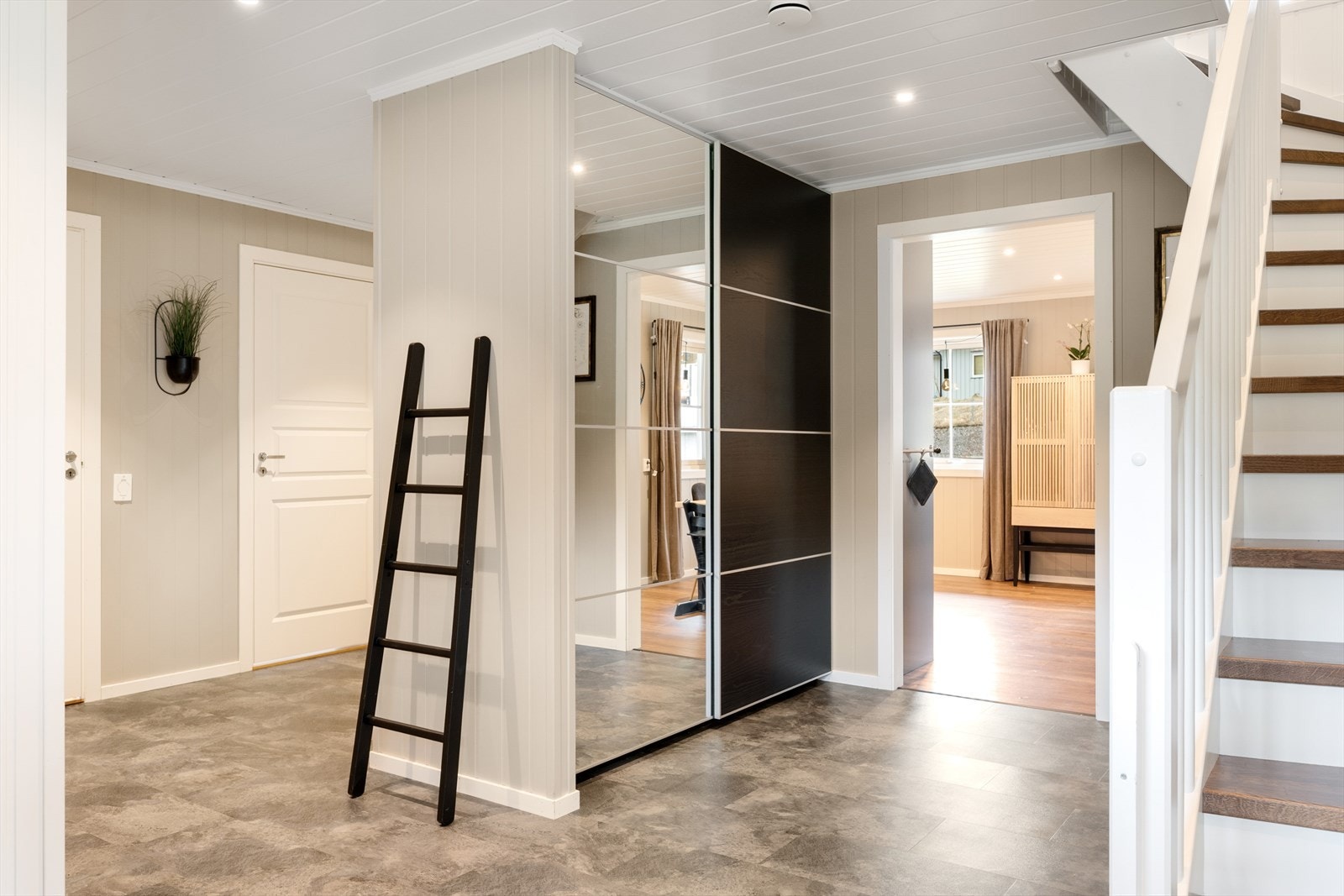 En praktisk skyvedørsgarderobe gjør det enkelt å holde orden på klær og sko. Galleribilde