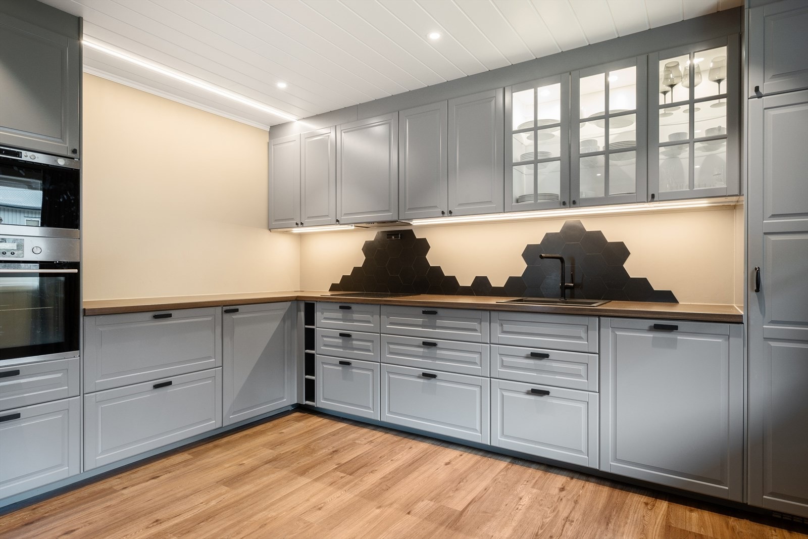 Det er godt med oppbevaringsplass og gode arbeidsflater. Galleribilde