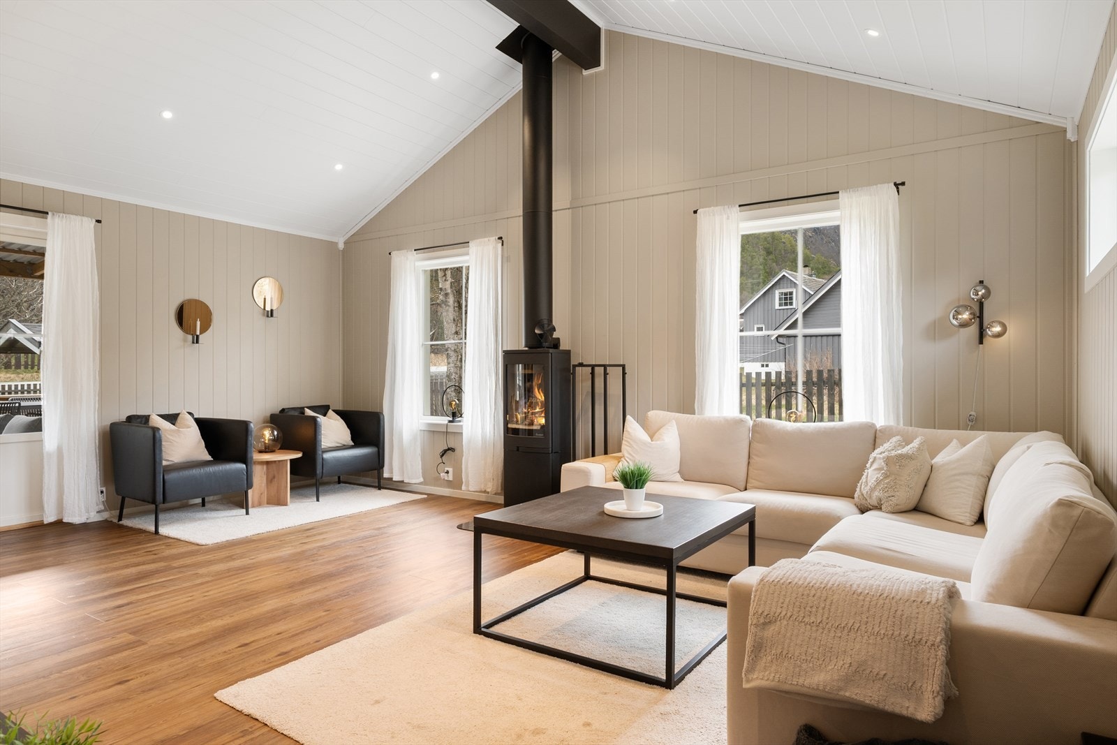 Videre kommer man inn i boligens stue. Stuen er lys og luftig. Galleribilde