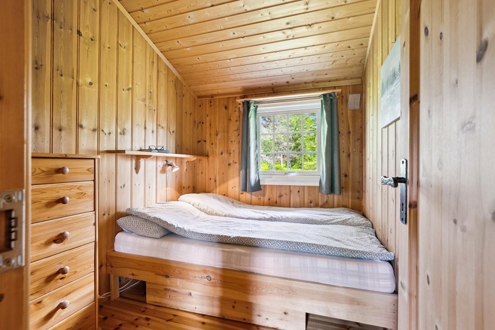 Soverom 1 med plass til dobbeltseng Galleribilde