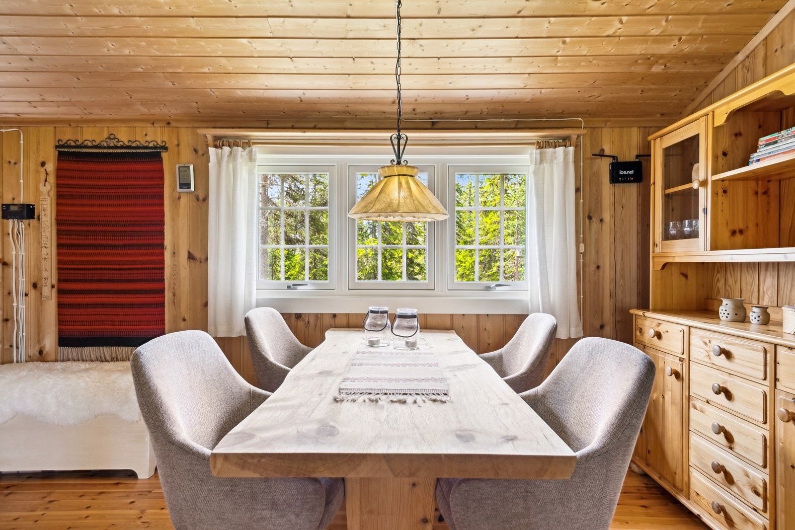 Lys og trivelig spiseplass - perfekt for hyggelige måltider. Galleribilde