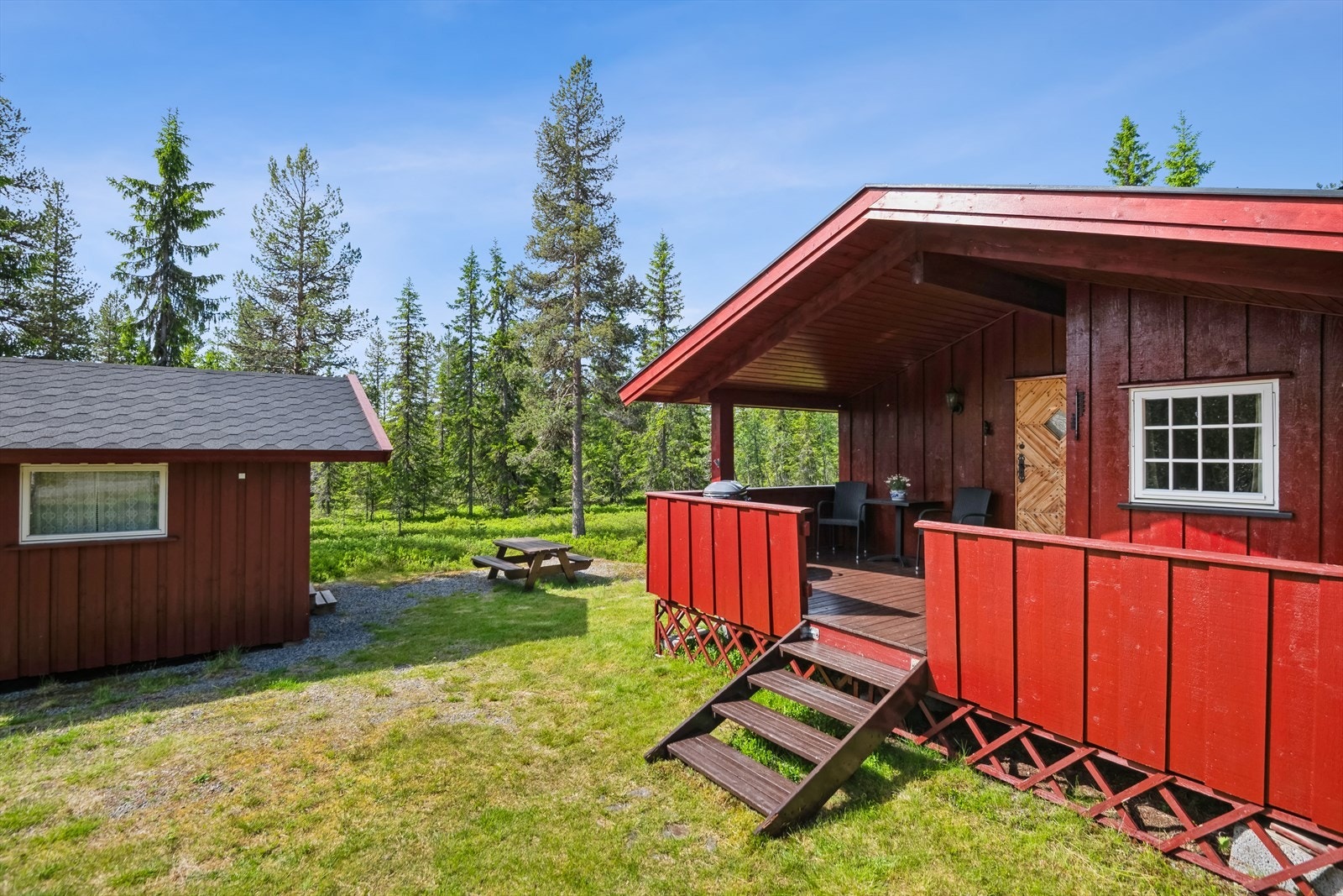 Inngang via overbygd veranda gir skjermet adkomst. God plass til utemøbler. Galleribilde