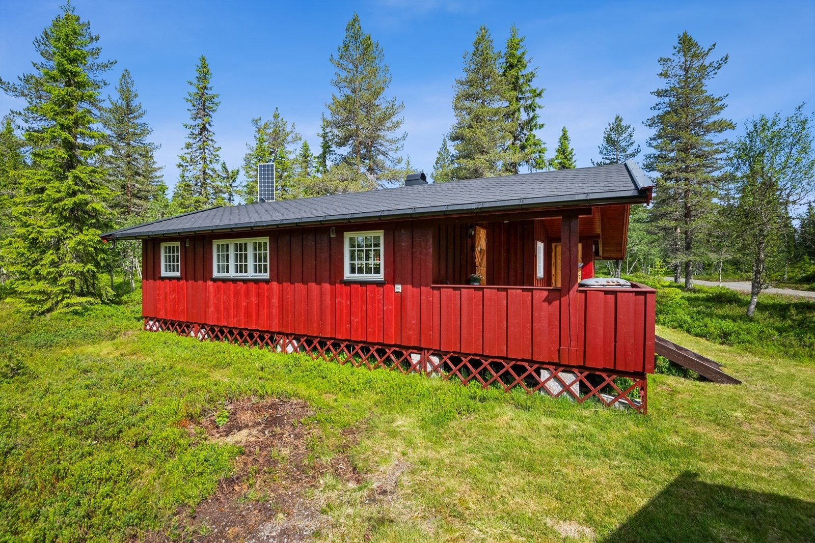 Hytta er oppført i tradisjonell hyttestil og er godt vedlikeholdt. Galleribilde