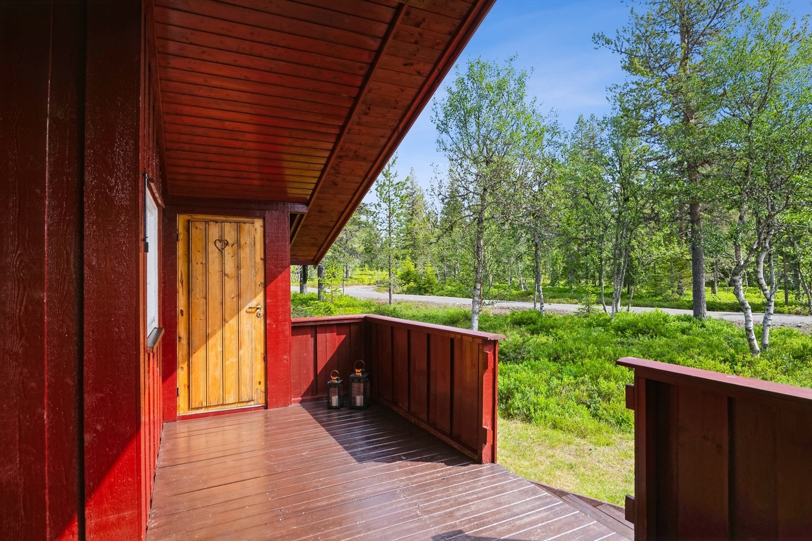 Veranda med takoverbygg gir ly for vær og vind, og en lun velkomst til hytta. Galleribilde