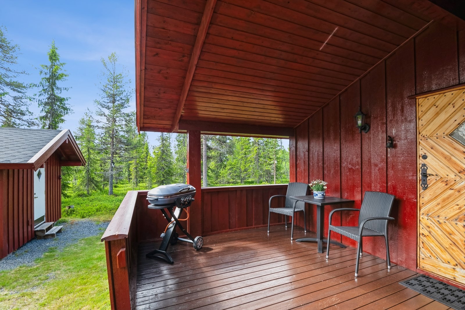 Delvis overbygd terrasse med plass til grill og sittegruppe for sosiale sommerdager. Galleribilde