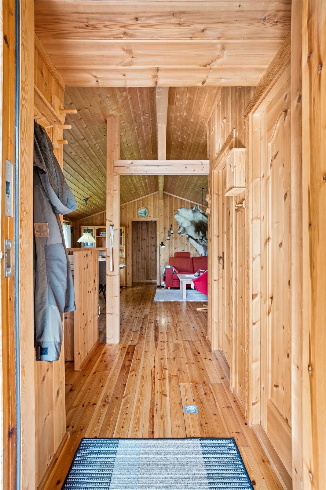 Lys gang med furugulv gir god oversikt og adkomst til hyttas øvrige rom. Galleribilde